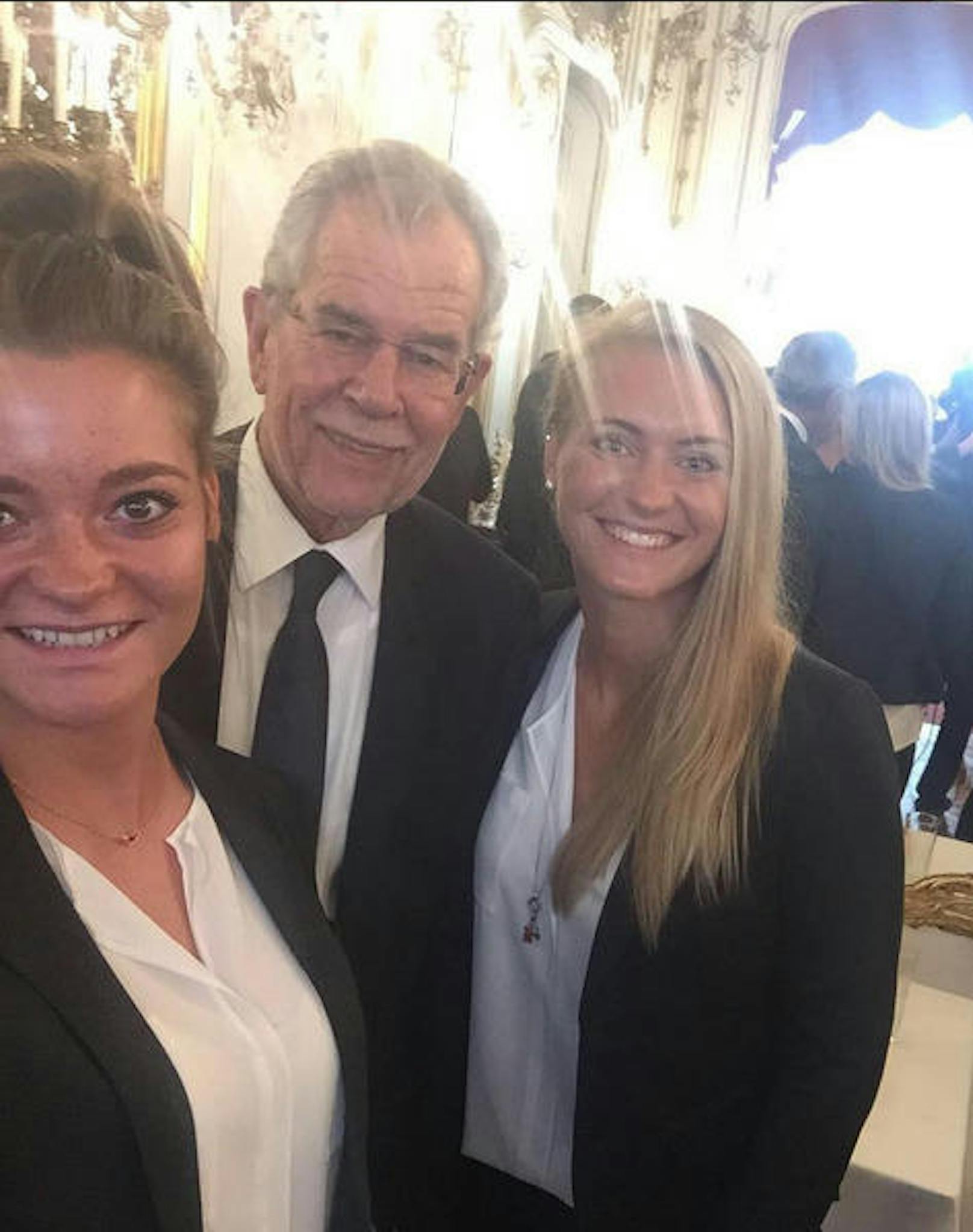 Verena Aschauer (li.) ließ sich ein Selfie mit Bundespräsident Alexander Van der Bellen nicht entgehen.