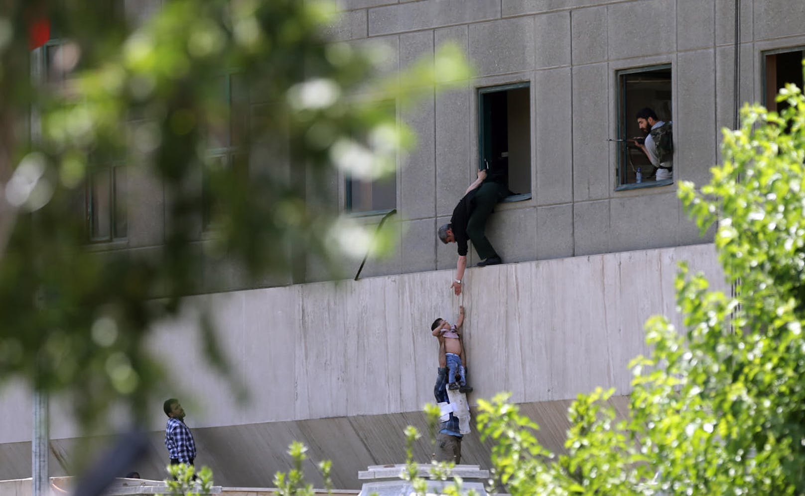 Bei Terroranschlägen auf das iranische Parlament und das Mausoleum von Ayatholla Khomeini sind mindestens zwölf Menschen getötet und mehr als vierzig verletzt worden.