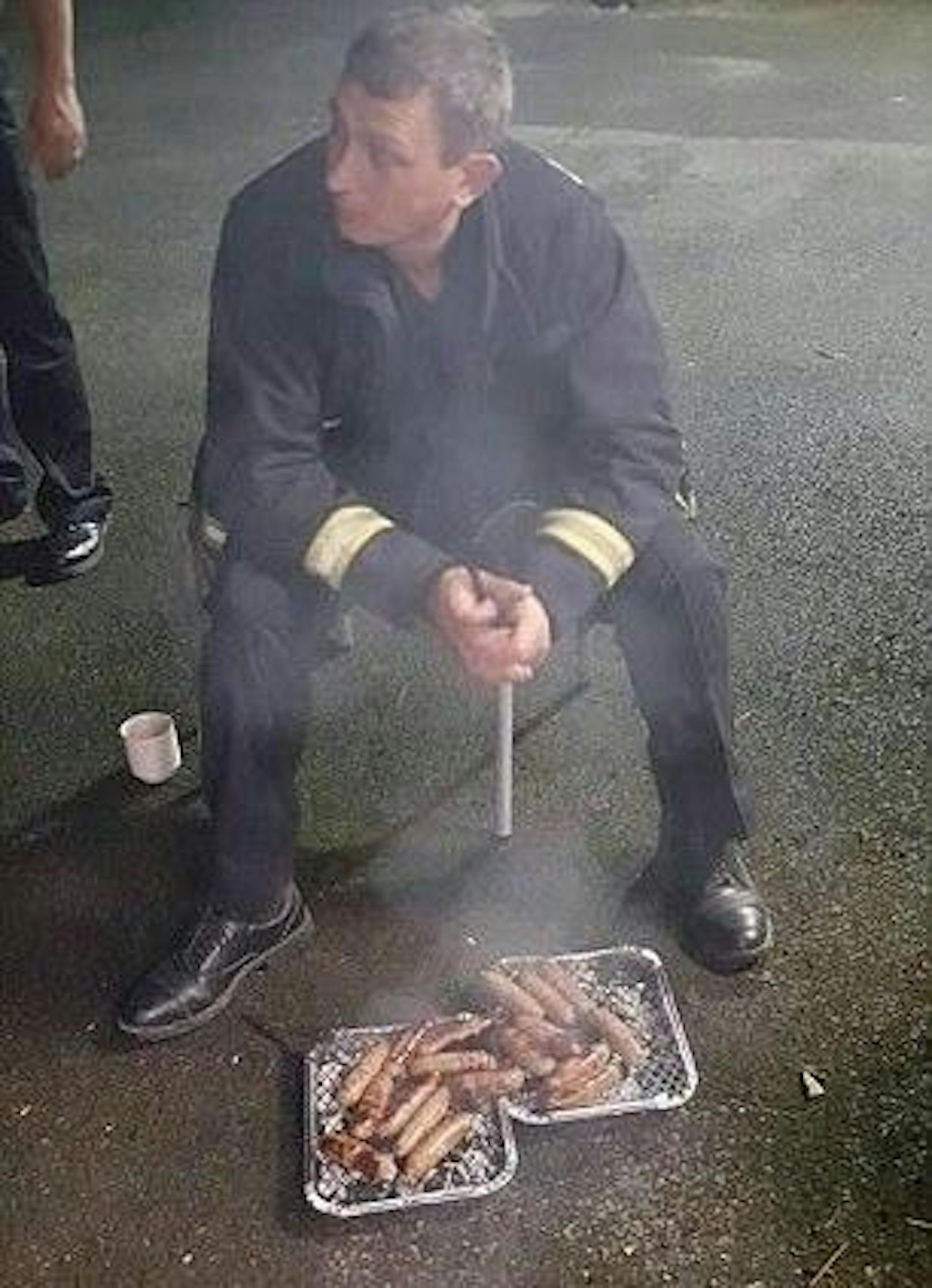 Doch ein halbes Jahr später landeten sie auf dem Grill der Feuerwehrmänner. Dieses Foto löste auf Facebook einen Shitstorm aus.