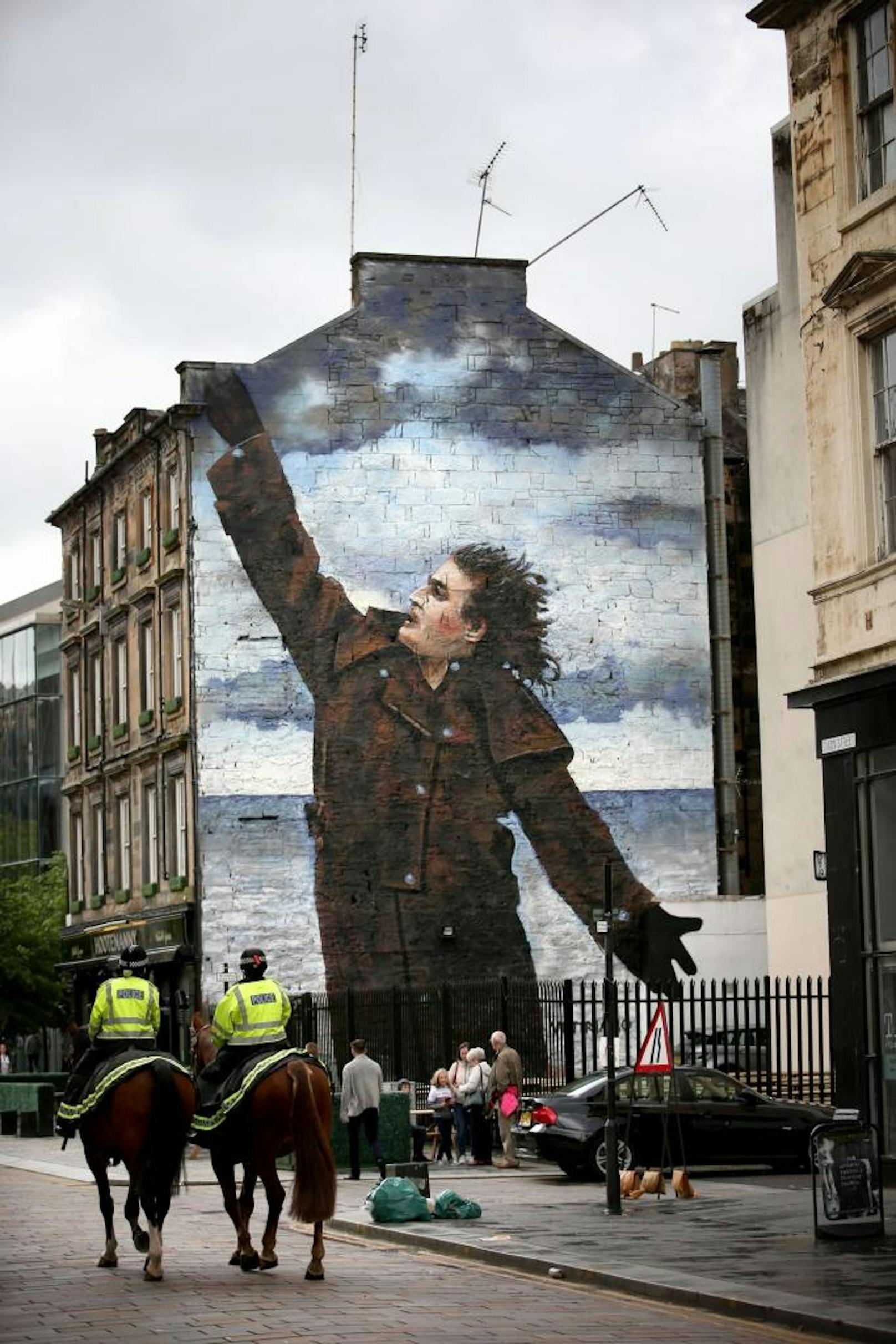 Glasgow ehrt Billy Connolly mit drei riesigen Wandgemälden. Hier die Arbeit von Jack Vettriano.