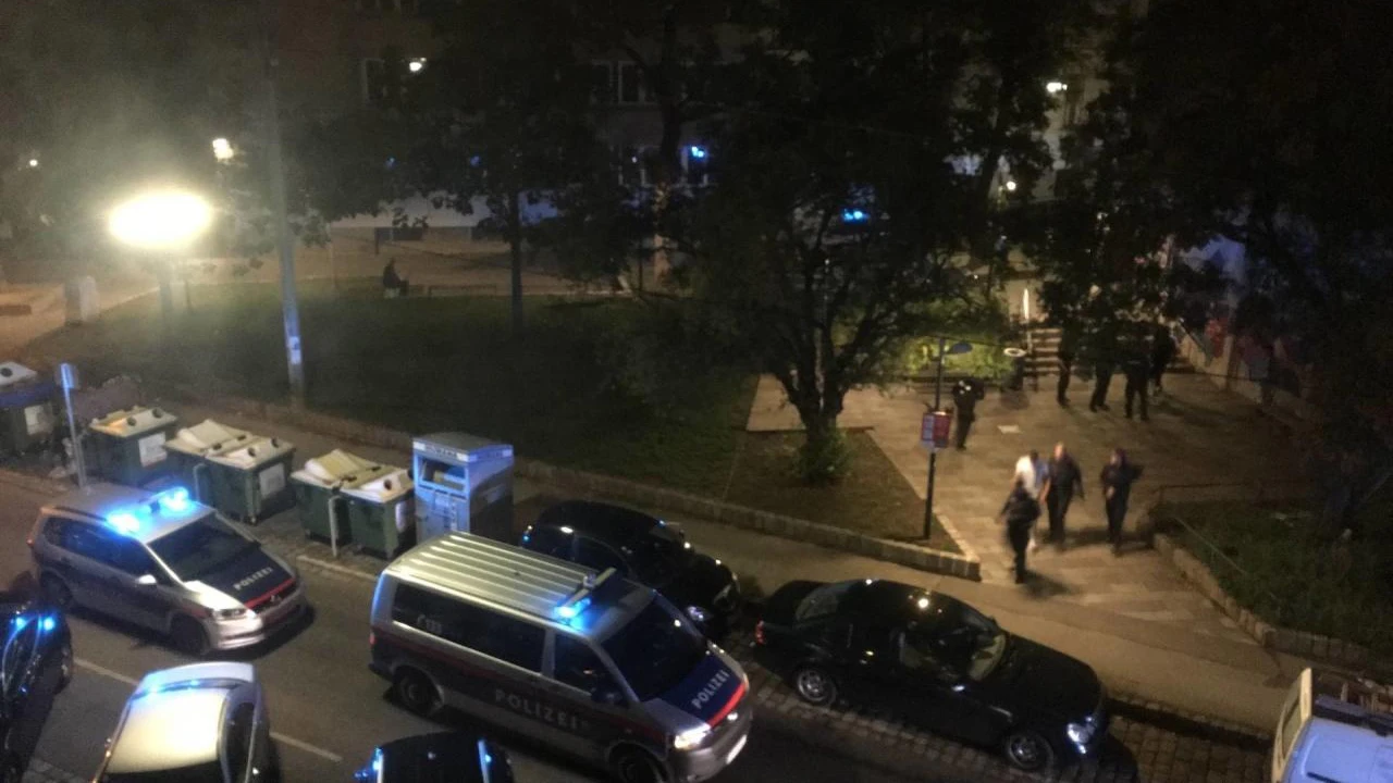 Am Montag nahm die Polizei in den frühen Morgenstunden eine Gruppe von vier Jugendlichen in Wien-Rudolfsheim-Fünfhaus fest. Sie hatten zuvor auf einen Mann eingeschlagen und versucht, einen 48-jährigen Passanten auszurauben.