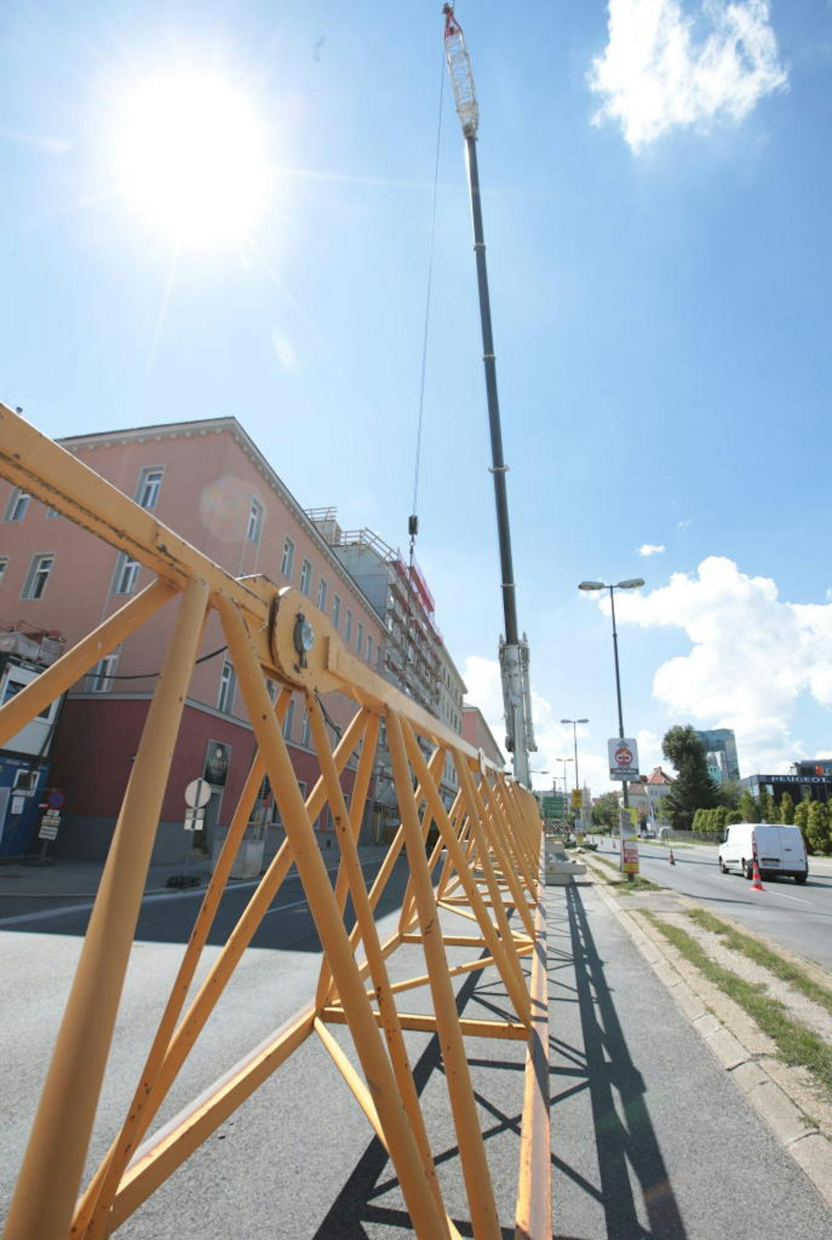 Auf der Triester Straße 69 wird am Montag ein Turmdrehkran aus einem Innenhof mit Hilfe eines 350 Tonnen-Mobilkrans abgebaut. Beide Fahrtrichtungen waren davon betroffen.