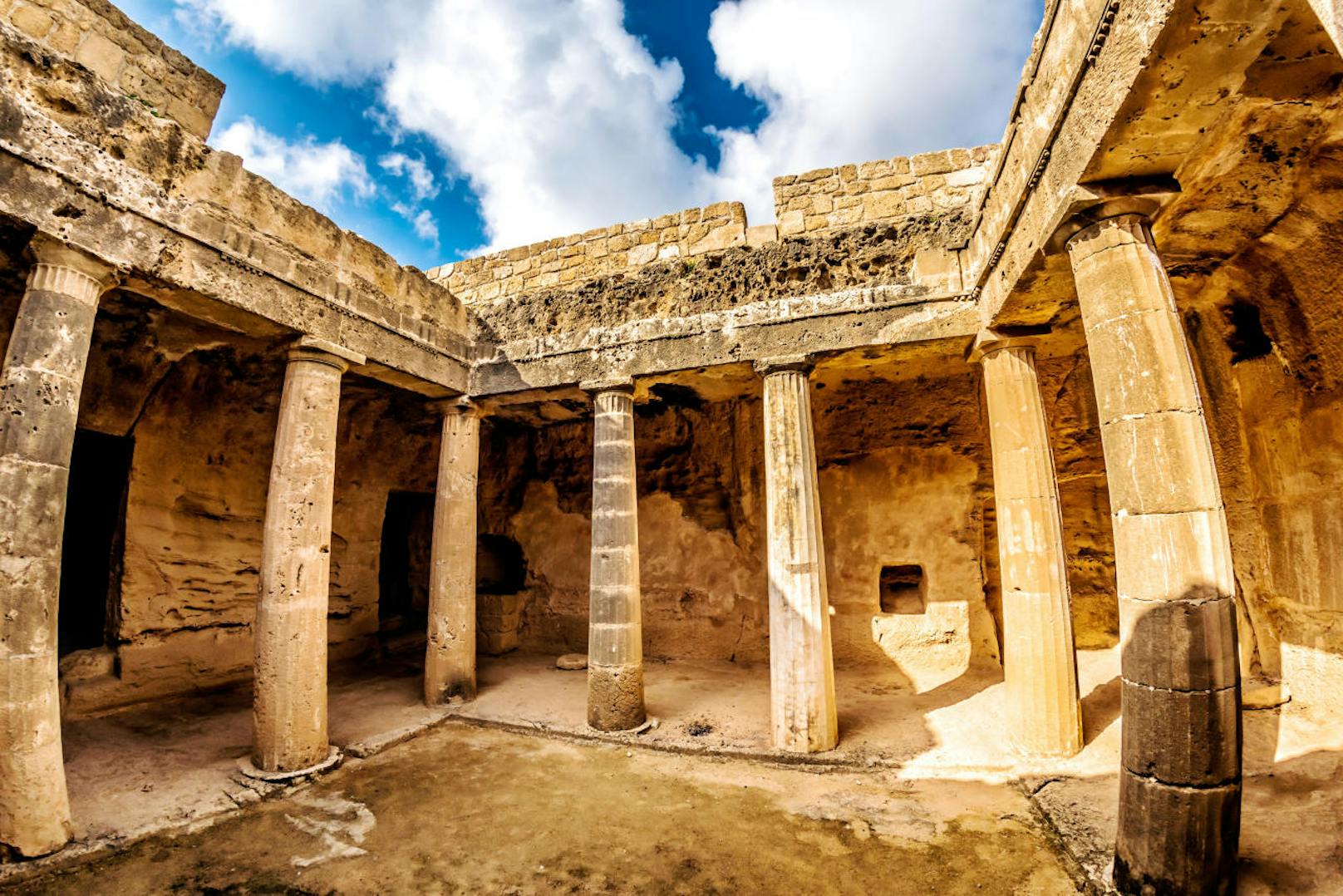 <b>Platz neun: Pafos, Zypern</b> «Die europäische Kulturhauptstadt 2017. Katakomben, Tempel, Schlösser, mittelalterliche Bäder - auf der Insel der Aphrodite liegt Monument über Monument.»