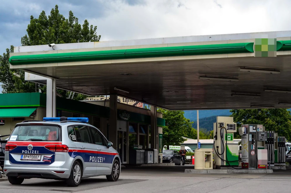 Polizeiauto vor einer Tankstelle. Symbobild