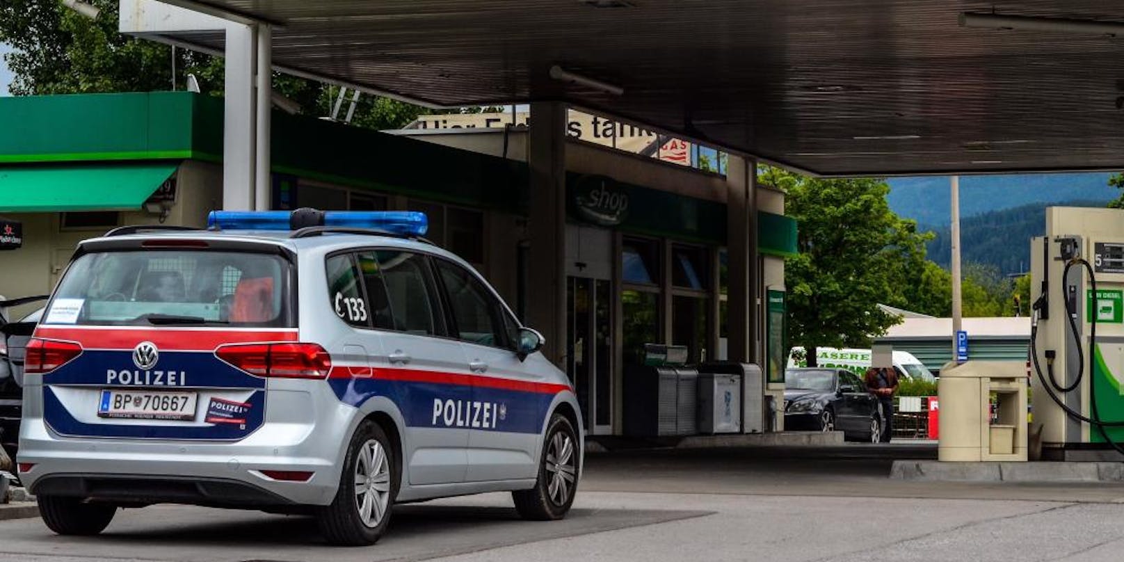 Auf einer Tankstelle in Innsbruck beschlagnahmte die Polizei am Dienstag (6.6.2017) zwei Glücksspielautomaten und sperrten die komplette Tankstelle.