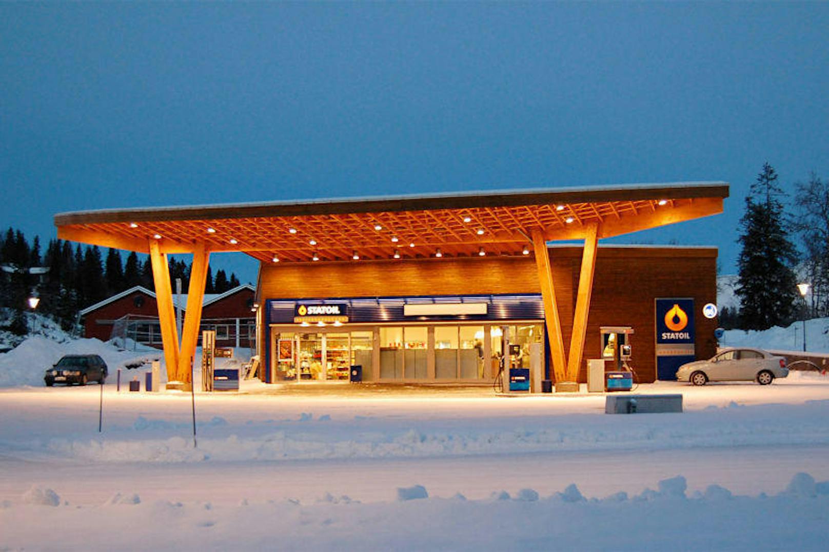 Komplett aus norwegischem Holz: In Hommelstø, Velfjord, Norwegen steht seit 2008 diese Statoil-Tankstelle mit Holzdach.