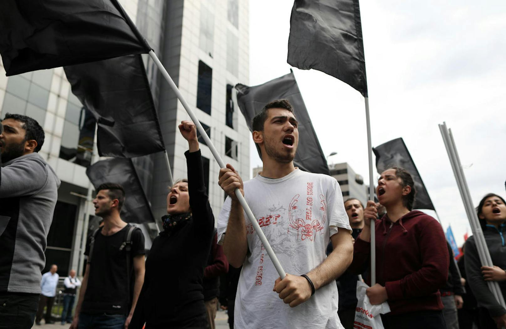 Die türkische Polizei setzte am 1. Mai Tränengas gegen Demonstranten ein, die trotz Verbots auf den Taksim-Platz marschieren wollten.