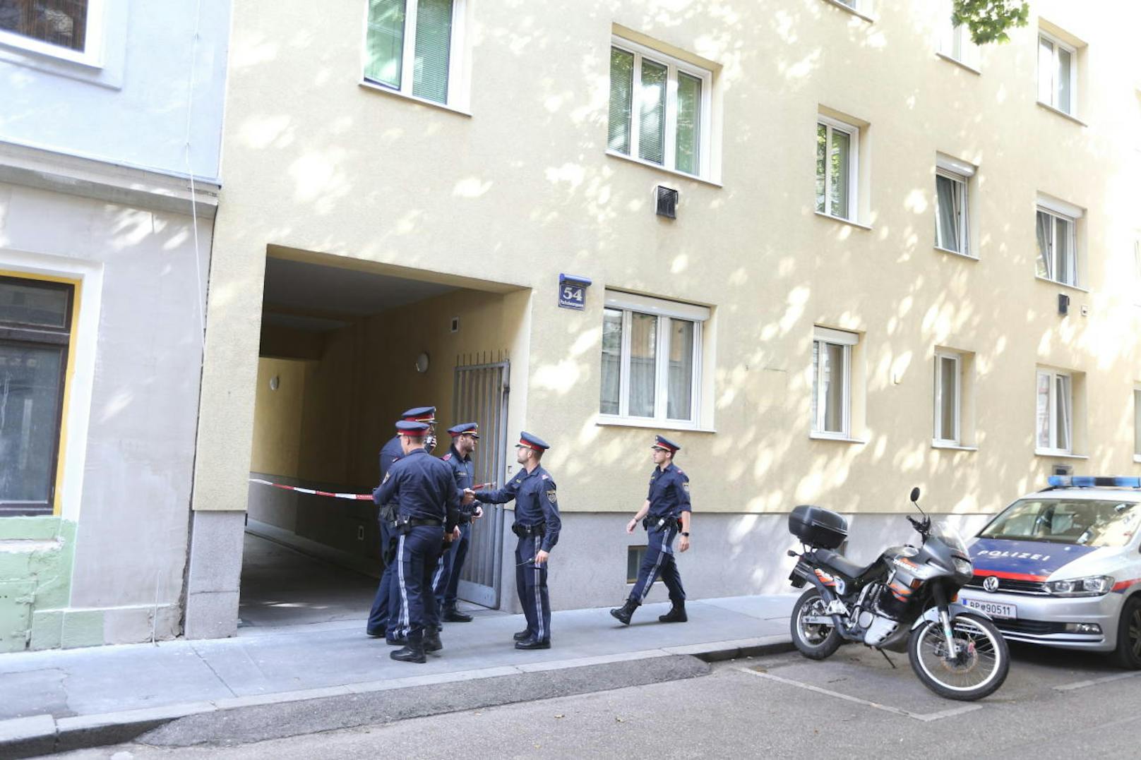in der Puchsbaumgasse in Wien-Favorten ist eine 14-Jährige erstochen worden. Ihr Bruder gestand die Tat.