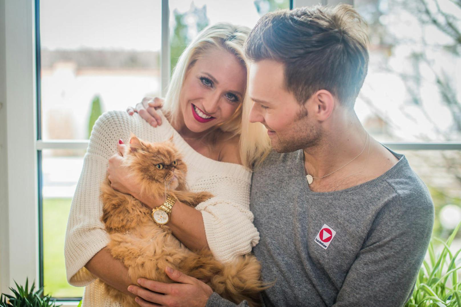 Kathrin Menzinger und Vadim Garbuzov mit ihrer Katze Foxy