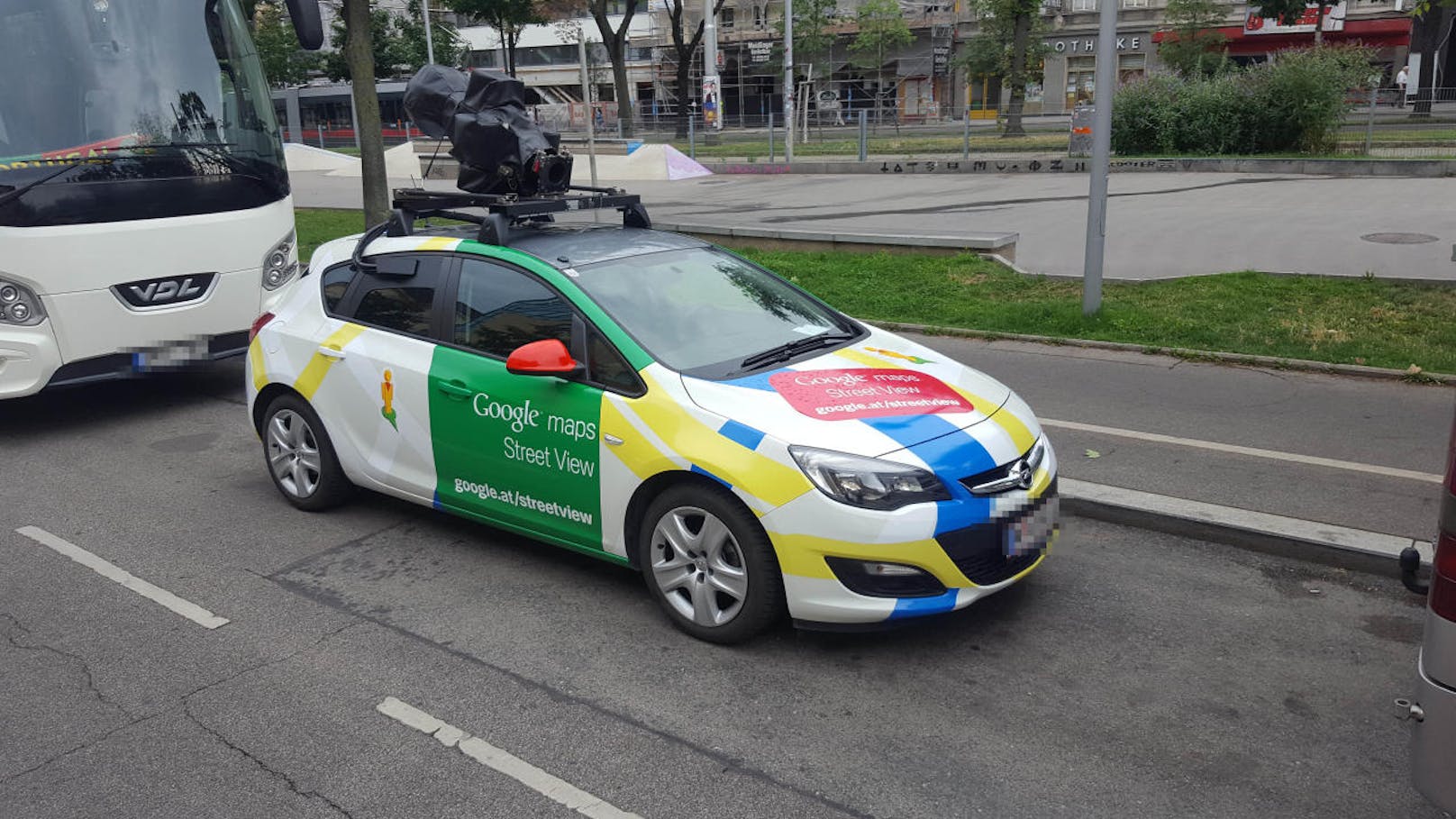 Die bunten Google-Autos fotografieren unsere Straßen und erstellen ein digitales Abbild.