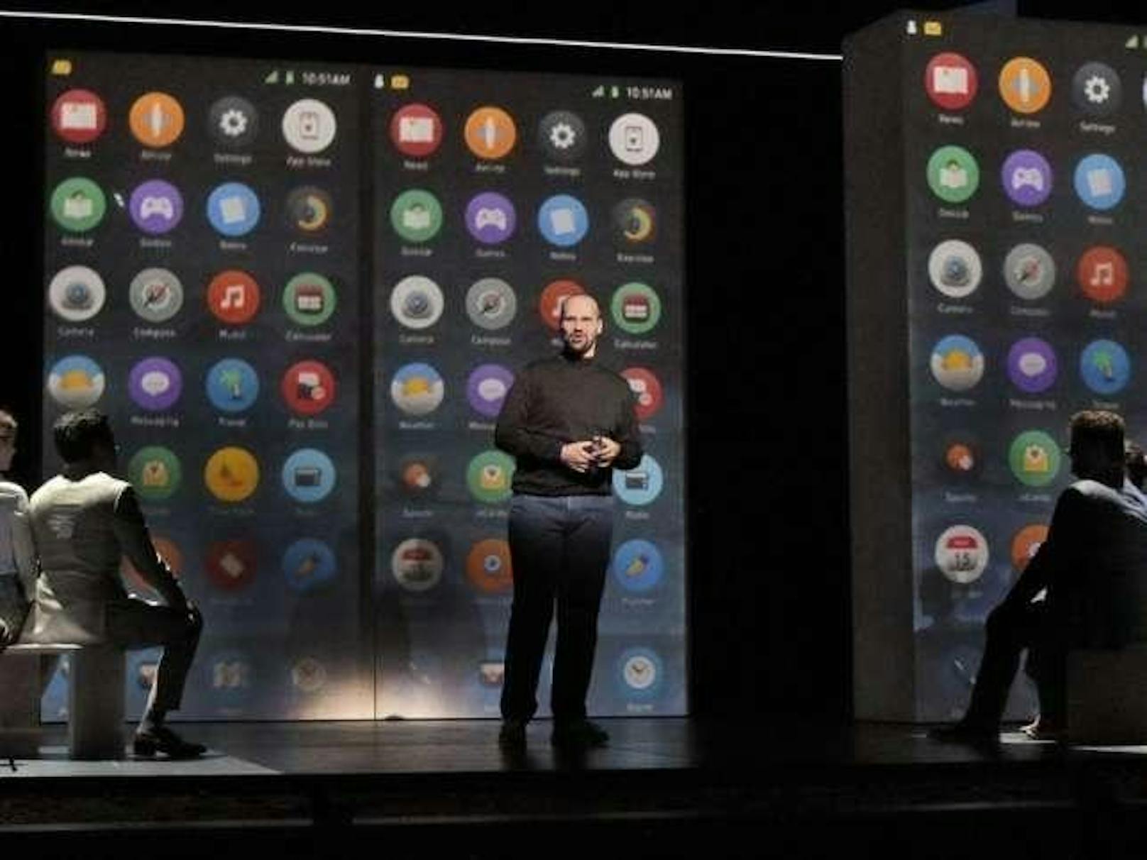 Edward Parks als Apple-Visionär Steve Jobs mit dem Santa Fe Opera Chor