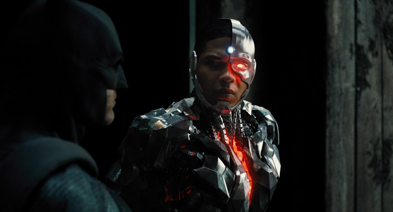 Ben Affleck (li.) als Batman und Ray Fisher als Cyborg in "Justice League"