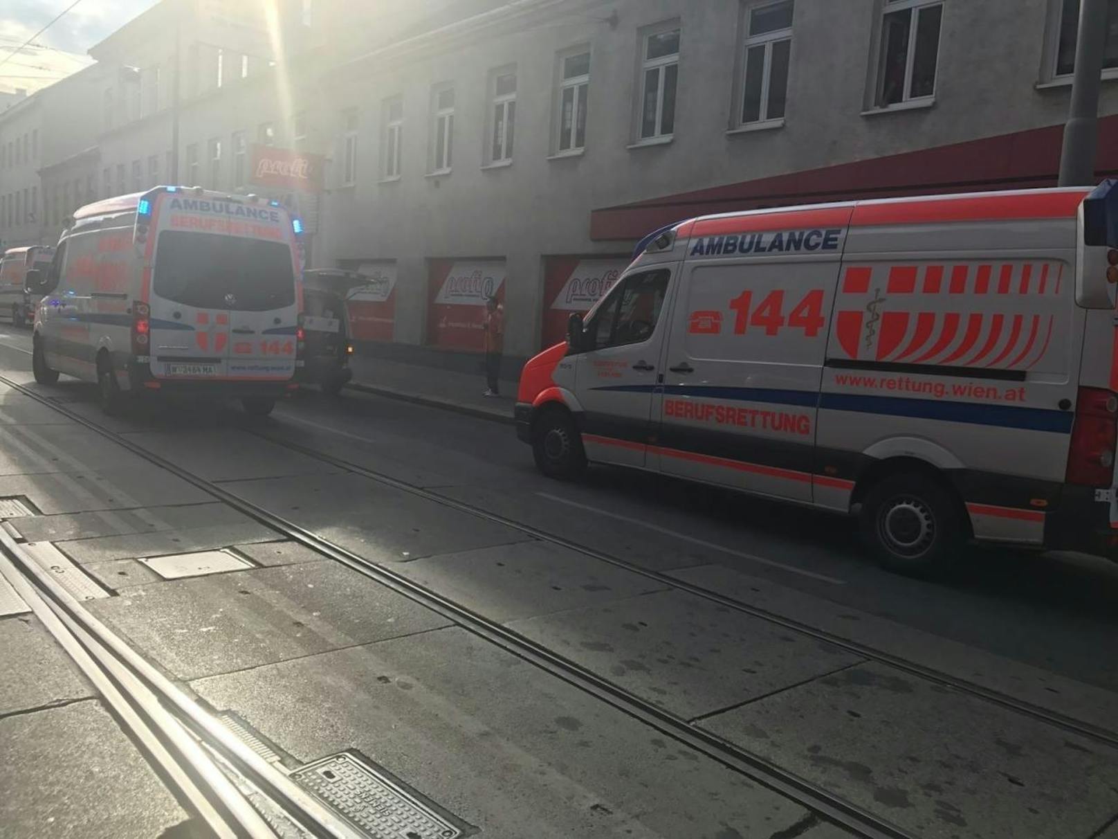 Die Wiener Berufsrettung war innerhalb kürzester Zeit mit einem Großaufgebot an Rettungskräften vor Ort.