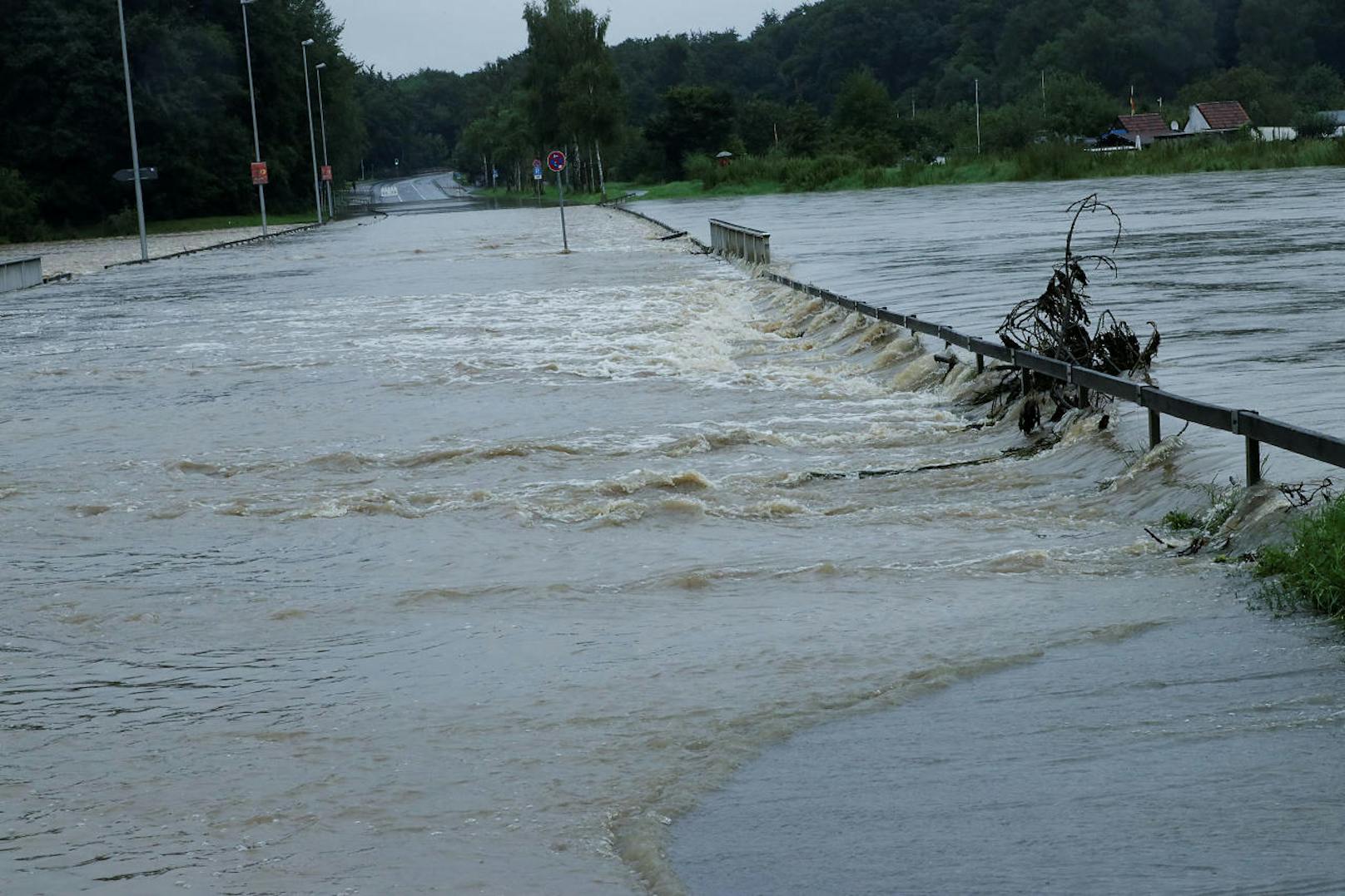Die deutschen Bundesländer Niedersachsen, Sachsen-Anhalt und Thüringen haben mit anhaltenden heftigen Regenfällen zu kämpfen. In der Harz-Region kam es zu Überschwemmungen. Ein Ende ist derzeit noch nicht in Sicht.