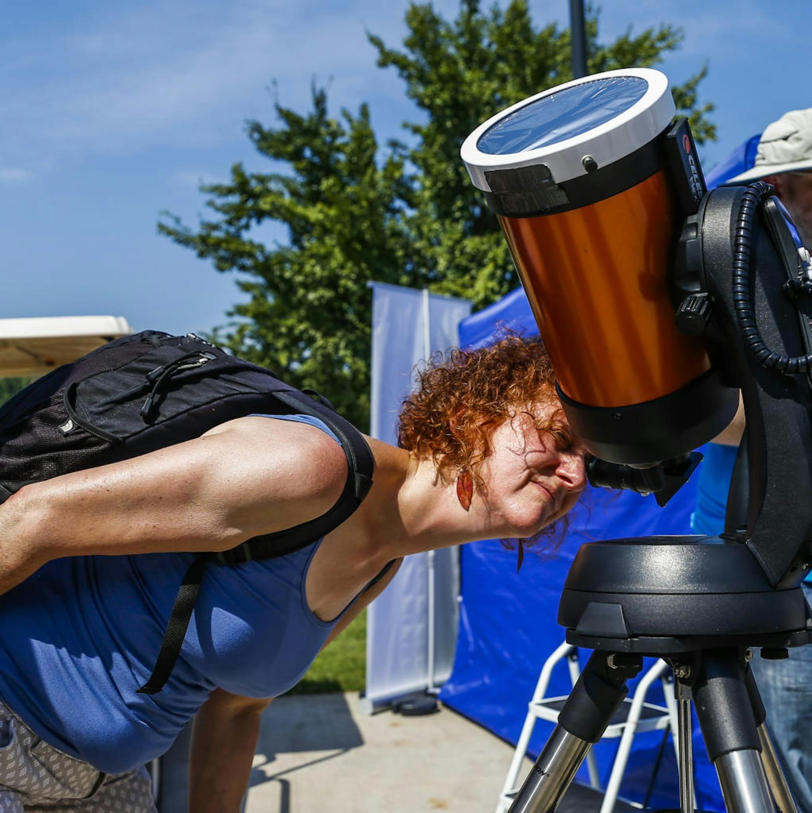 Wer sich die Sonnenfinsternis durch ein Teleskop ansieht, muss ebenfalls einen Sonnenfilter vorschrauben. Sonst droht Erblindungsgefahr!