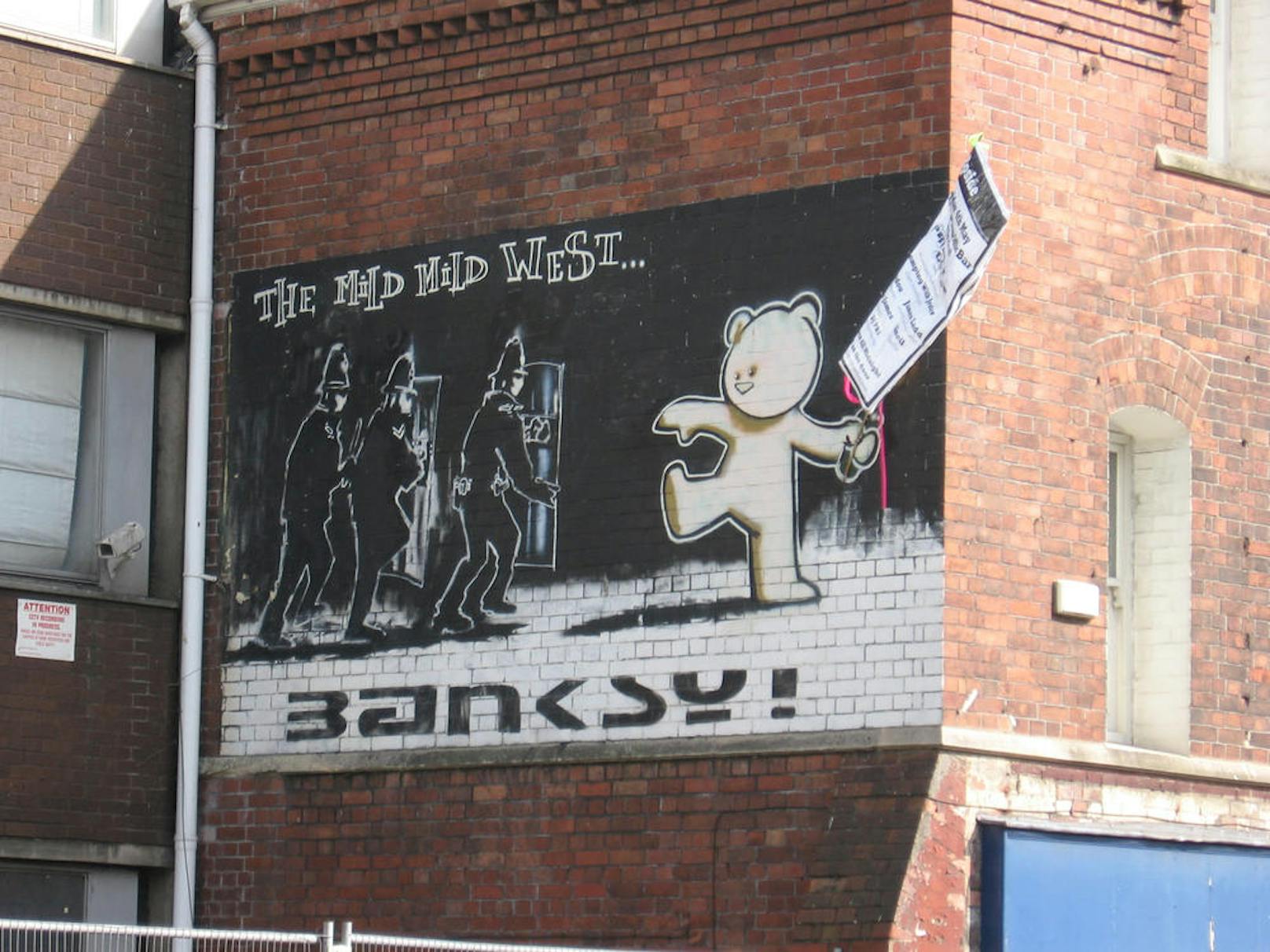 <b>BRISTOL, ENGLAND</b><br>
Auch ein Werk von Banksy. Der Superstar der Street Art versucht, seinen Namen geheim zu halten, was seinem Schaffen eine mysteriöse Facette verleiht.