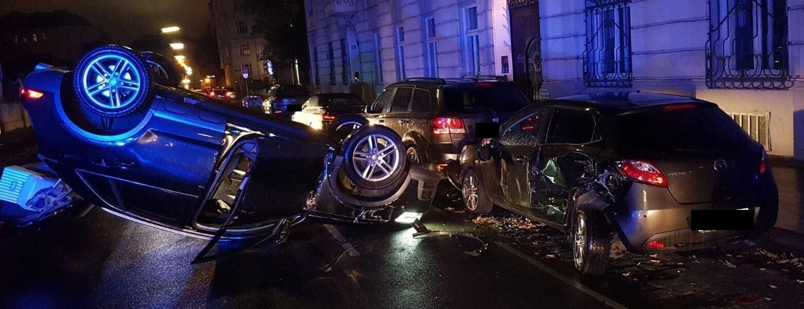 Der 29-Jährige rammte ein parkendes Auto und überschlug sich mit seinem Fahrzeug. Wie durch ein Wunder blieb er unverletzt.