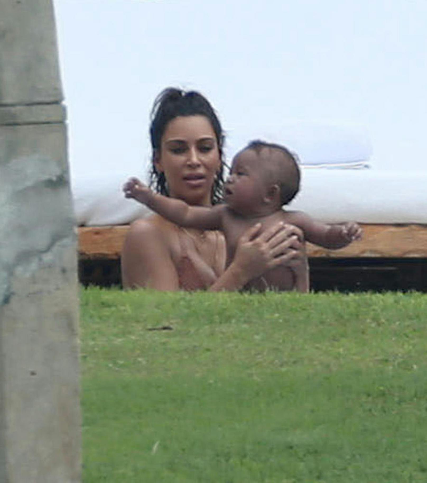 It-Girl Kim Kardashian mit ihren Kindern Saint und North in Mexiko, nicht allzu lang nach der Geburt von Saint.