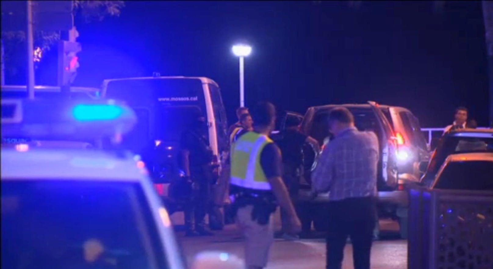 Sieben Verletzte, darunter in Polizist: Sicherheitskräfte sperren in Cambrils eine Straße ab.