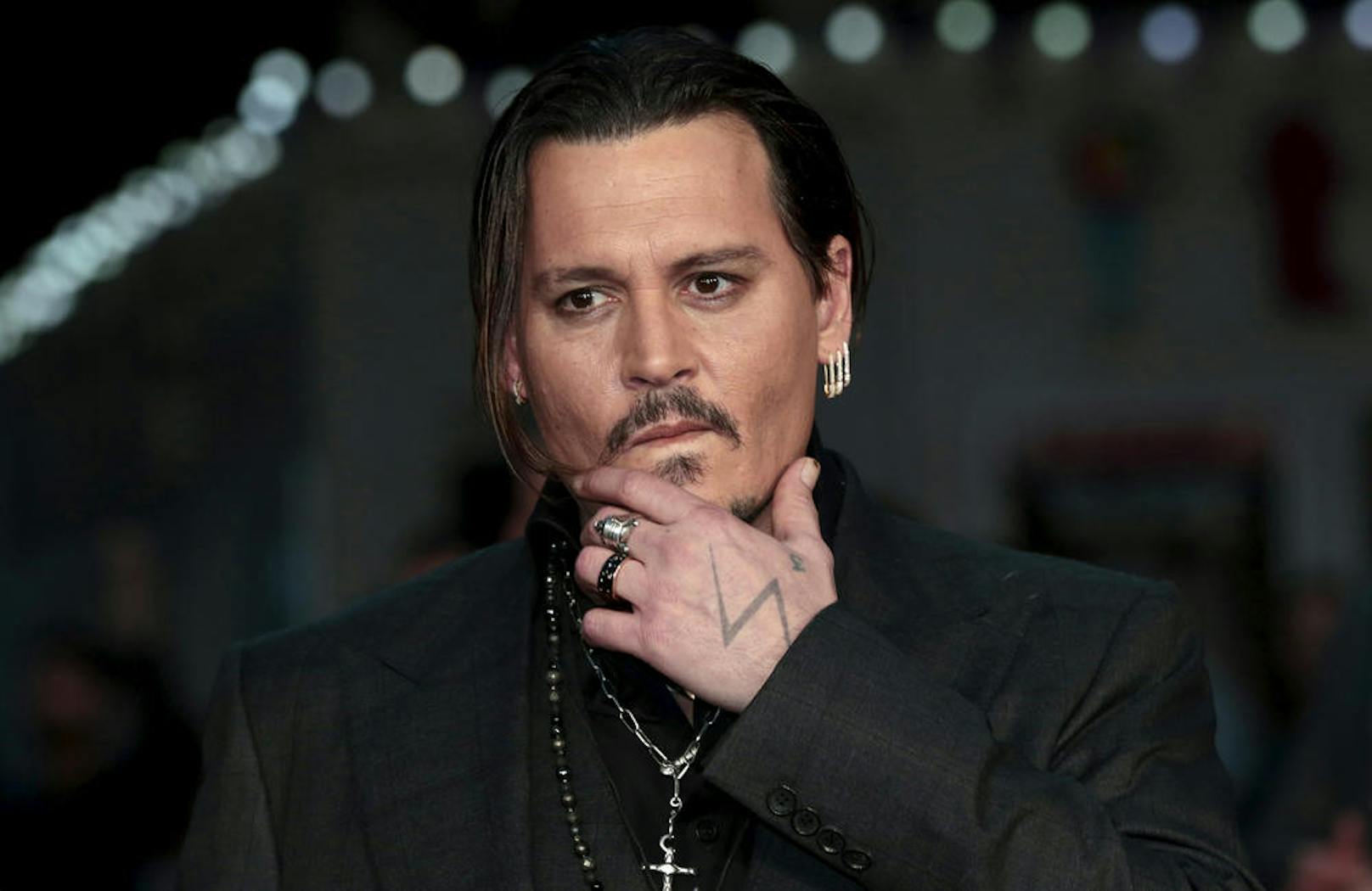 Hollywood-Exzentriker&nbsp;<strong>Johnny Depp</strong> hat vor Gericht zugegeben, seiner damals 13-jährigen Tochter Marihuana zur Verfügung gestellt zu haben.