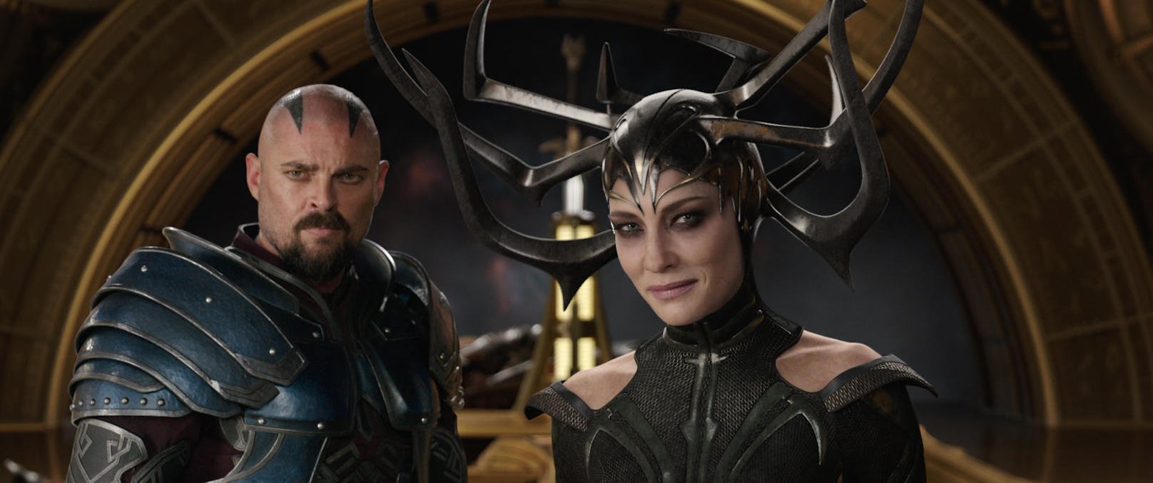 Skurge (Karl Urban) und Hela (Cate Blanchett)