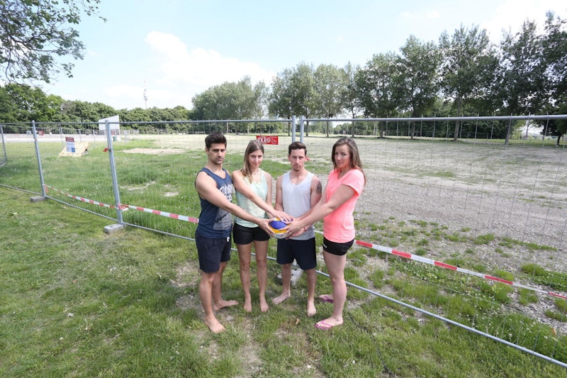 Traurig: Arman (23), Lisa (34), Daniel (29) und Janice (28) befürchten, dass "ihre" Beachvolleyballplätze nicht mehr aufgebaut werden.