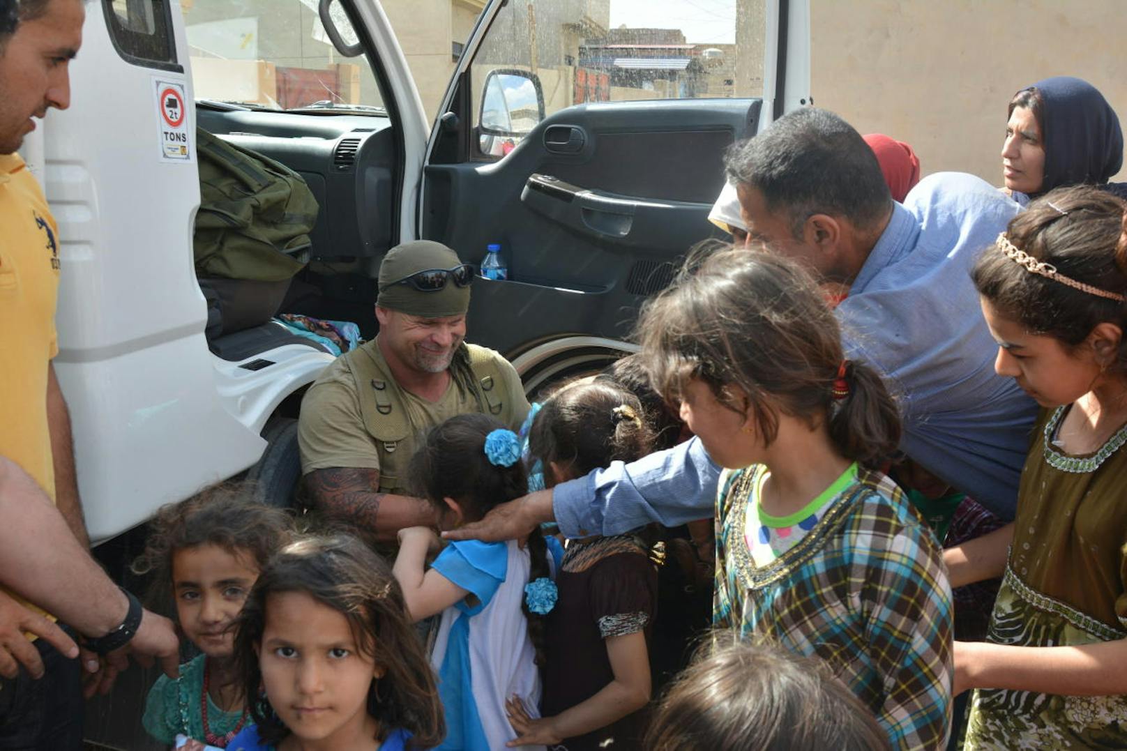 Georg Jachan kümmert sich in Mossul um die Kleinsten der Kleinen, verteilt Lebensmittel, Wasser und Hygieneartikel. Die Stadt Mossul im Irak zählt derzeit zu den am härtesten umkämpften Kriegsgebieten.