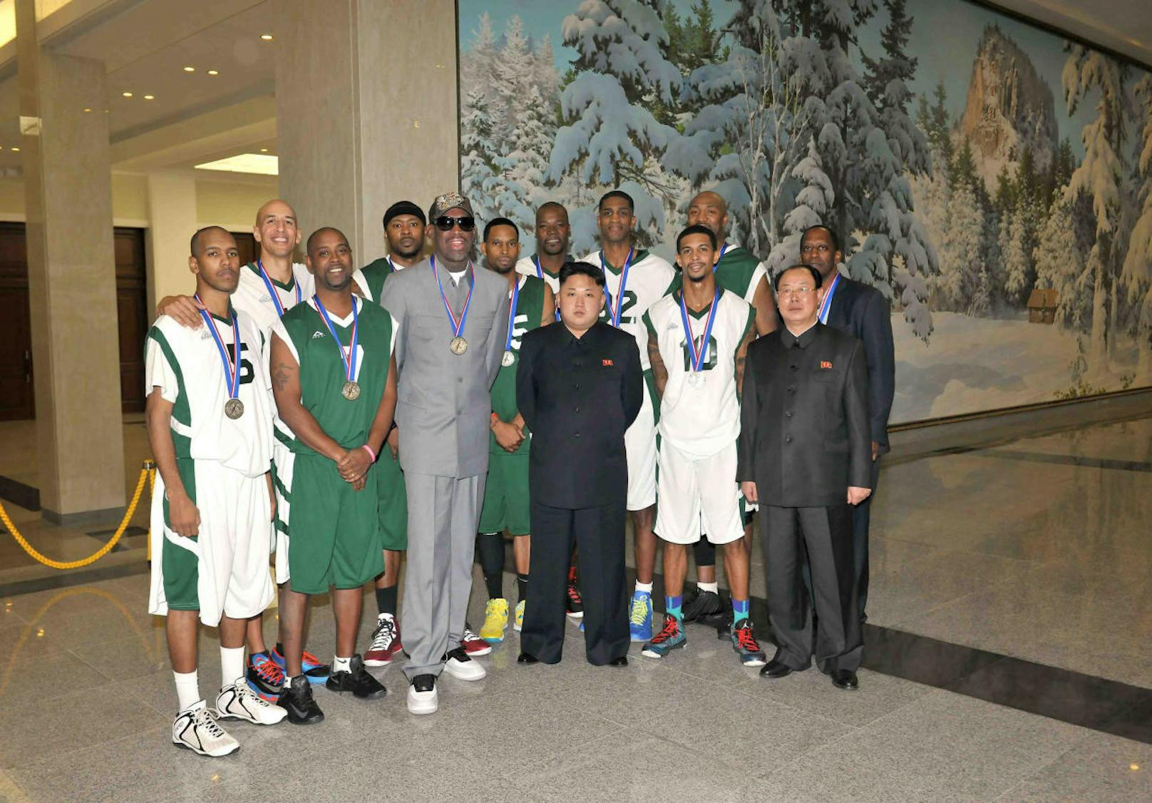 Dennis Rodman, Kim Jong-un und weitere frühere NBA-Spieler in Pyongyang. (8. Januar 2014)