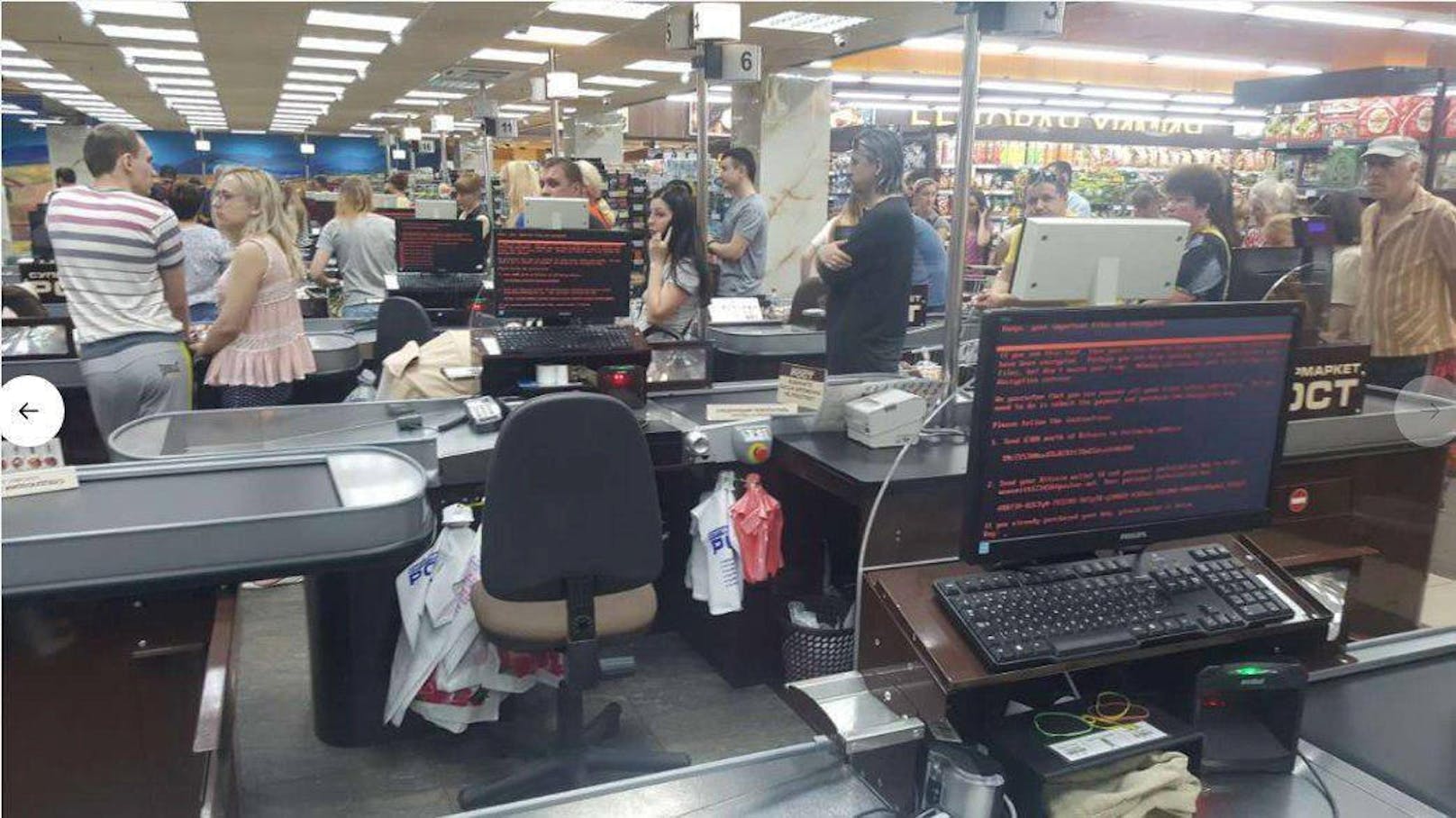 Opfer des Hackerangriffs: Bildschirme in einem Supermarkt.