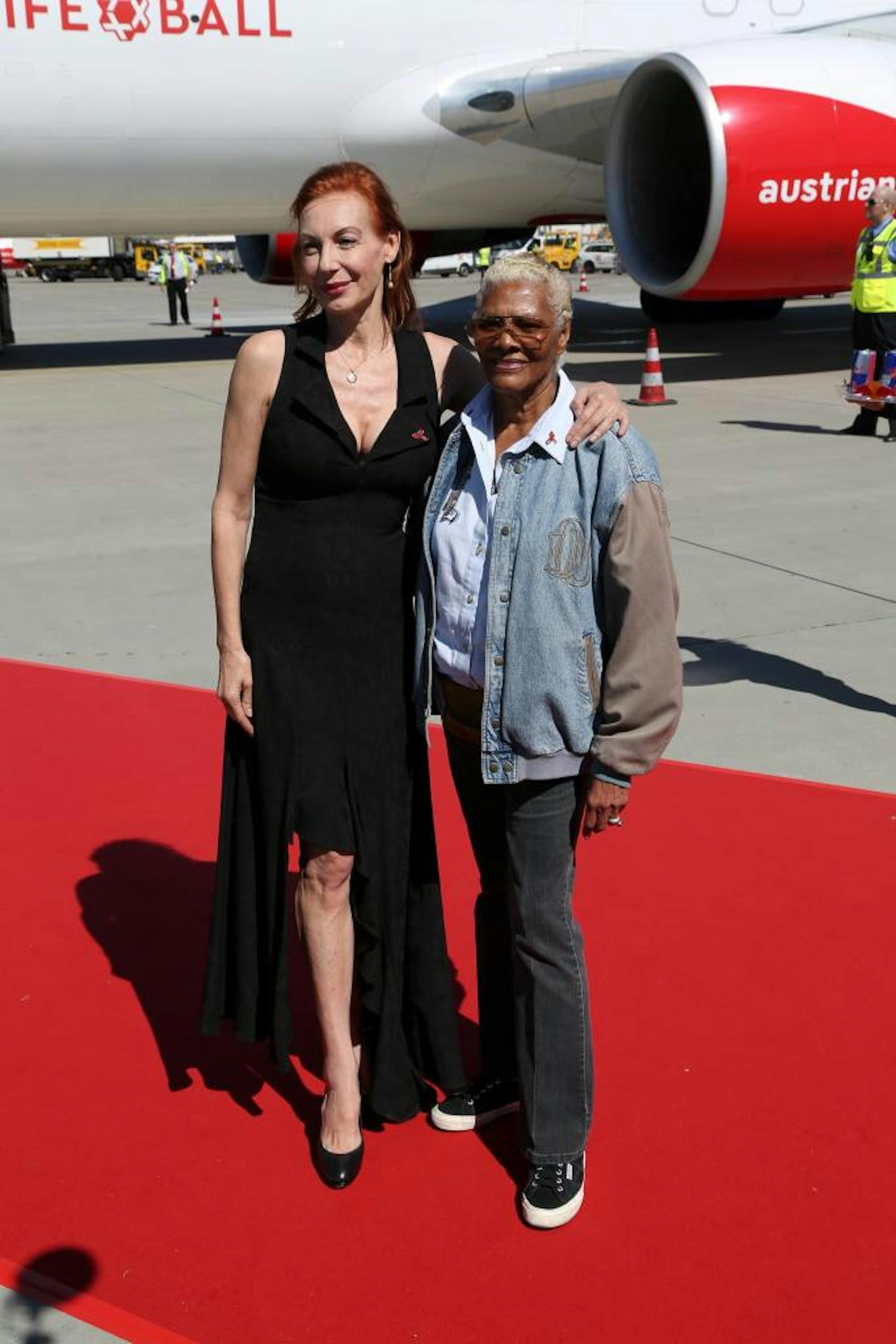 Ute Lemper (li.) und Dionne Warwick bei der Ankunft des Life Ball Fliegers am Flughafen Wien am 9. Juni 2017