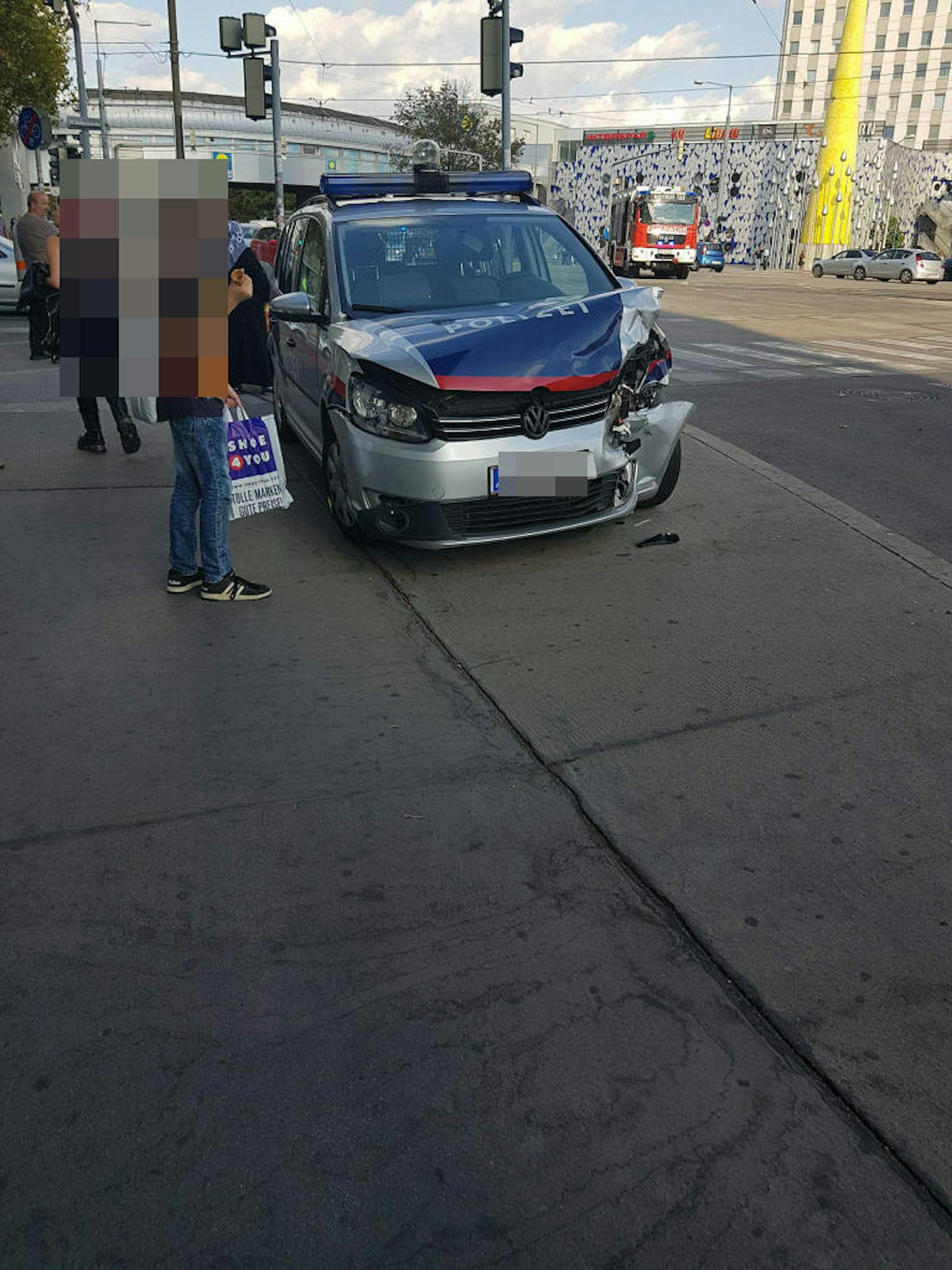 Dienstagnachmittag kam es auf der Wagramer Straße zu einem Verkehrsunfall zwischen einem Polizeiauto und einem privaten Pkw.