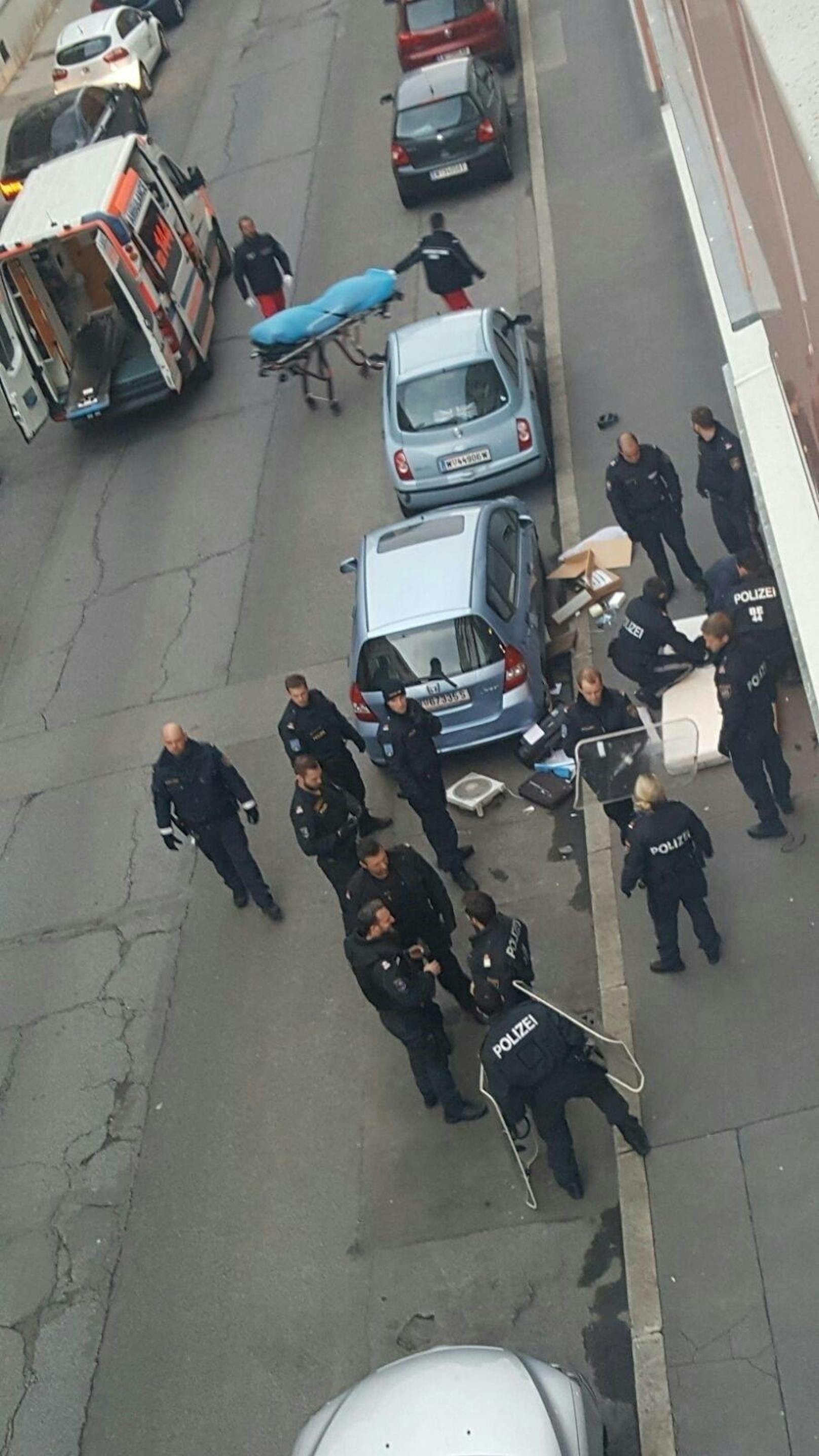 Polizei-Einsatz in Wien-Favoriten: Tobende wirft Möbel aus Fenster