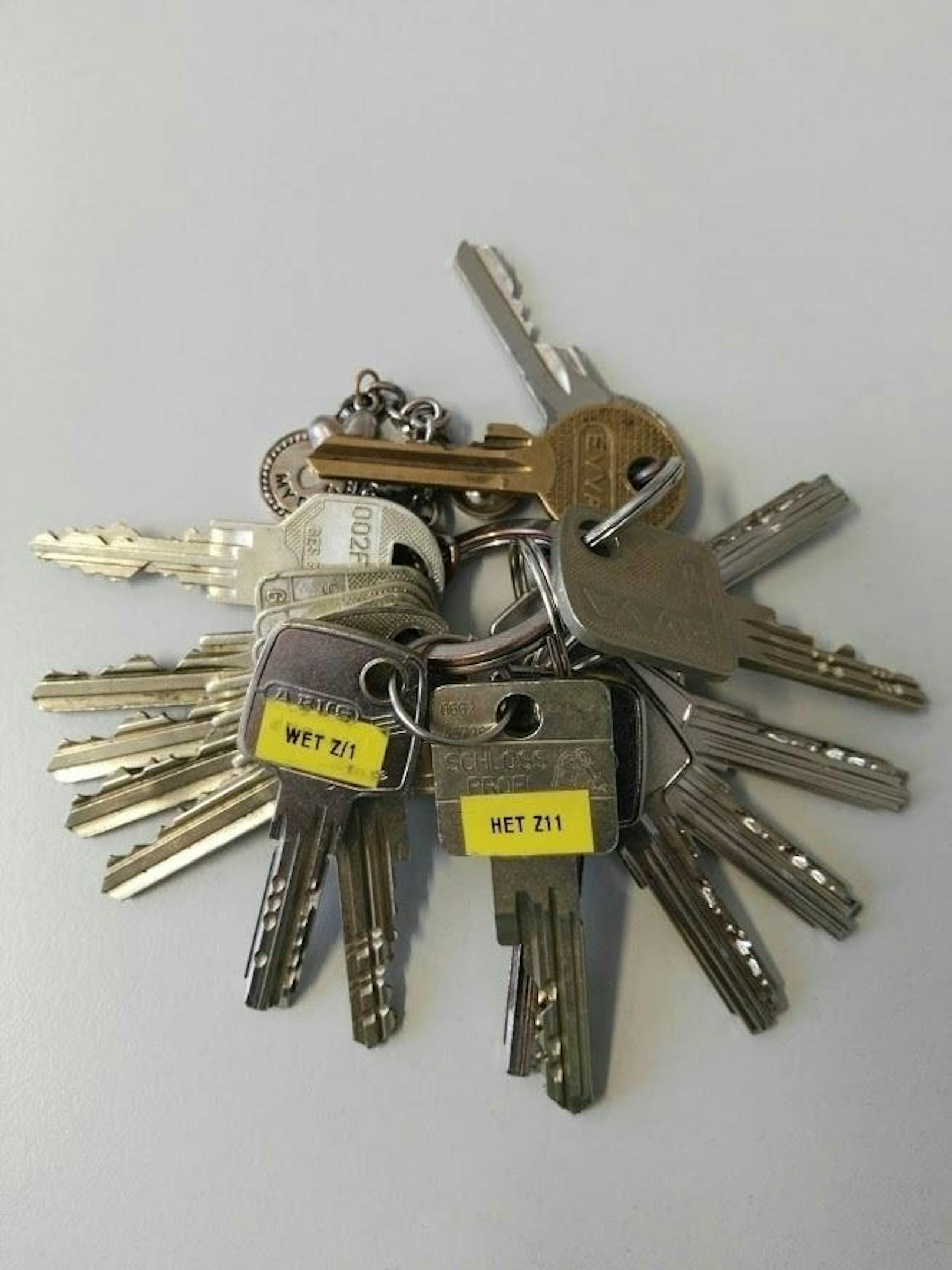Wer kann Angaben zum verschwundenen Schlüsselbund von Roland Krenn mit auffällig beschrifteten Schlüsseln (gelber Aufkleber-schwarze Beschriftung) machen bzw. wurde dieser Schlüsselbund eventuell irgendwo gefunden?