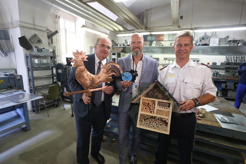 Wolfgang Brandstetter, Marco Schreuder, Anstaltsleiter Wolfgang Huber in der Werkstätte der Justizanstalt Wien-Simmering