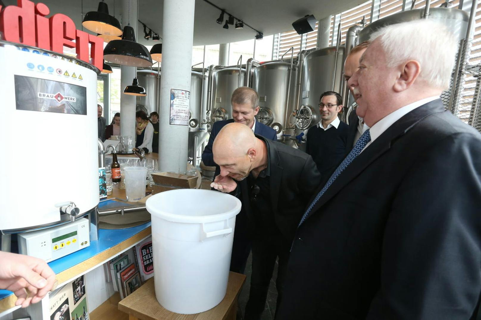 Sänger Roman Gregory und Bürgermeister Michael Häupl beim Einmaischen. Heuer gibt's zum dritten Mal ein eigenes Donauinselfest-Bier von der Ottakringer Brauerei.
