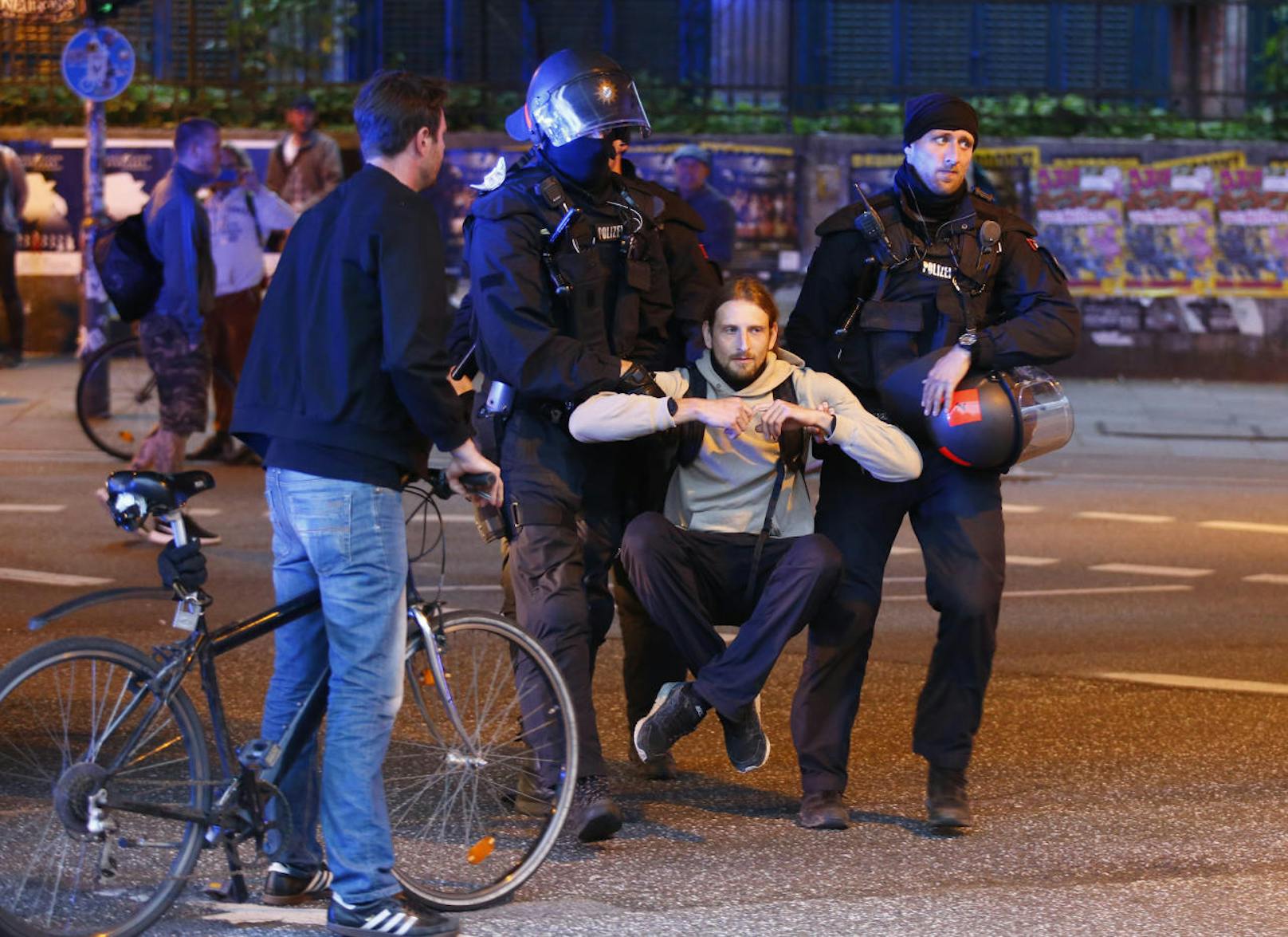 G20 in Hamburg, Ausschreitungen, Polizei mit Wasserwerfer