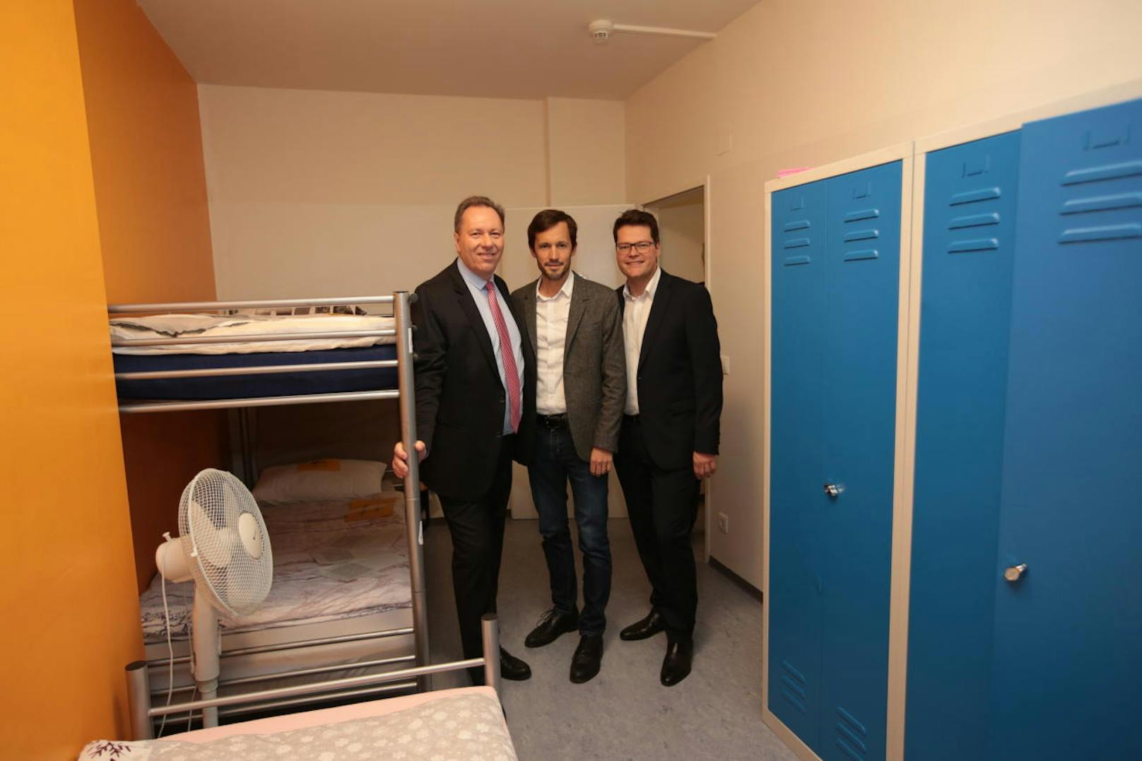Bezirkschef Franz Prokop (SPÖ), Caritas-Generalsekretär Klaus Schwertner und Bildungsstadtrat Jürgen Czernohorszky (SPÖ) eröffneten die neue Jugend-Notschlafstelle am Montag.