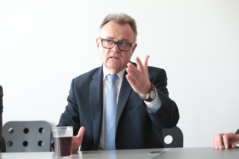 "Ich bin leider ein Stress-Esser", sagt Niessl. Beim "Heute"-Interview genehmigte er sich übrigens nur ein Glas Cola-Light. Der Figur zuliebe.