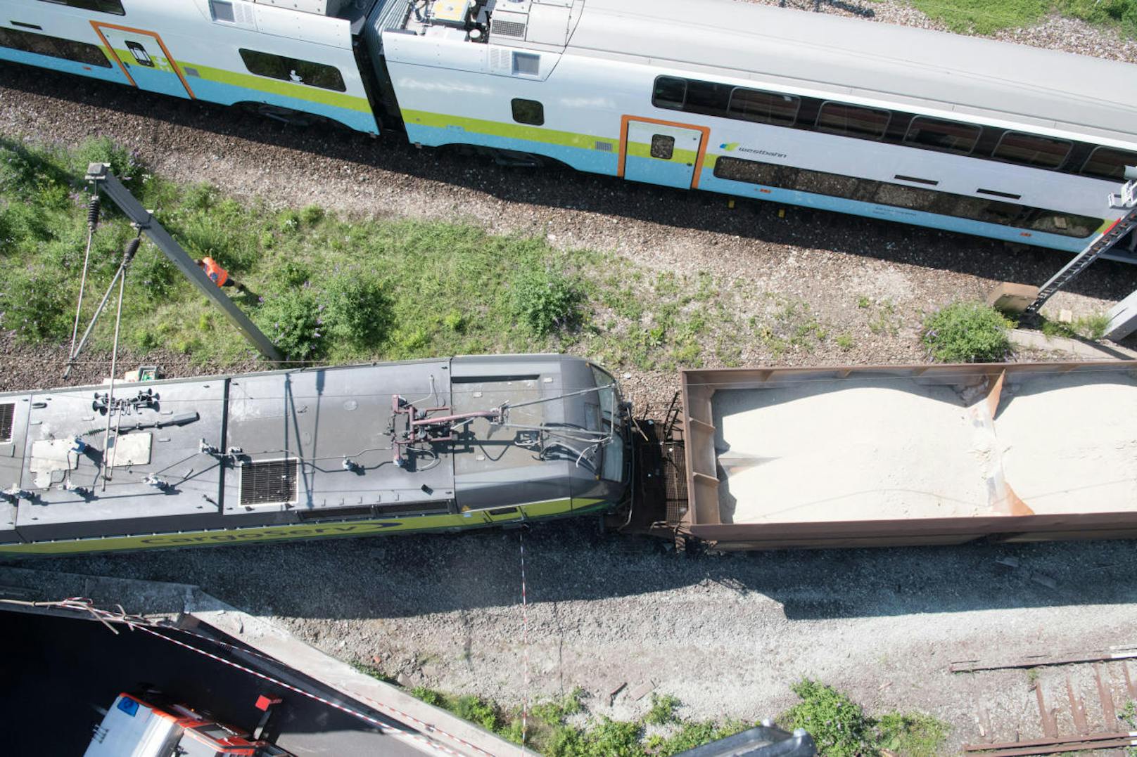 Bei einer Testfahrt eines Personenzuges stießen zwei Garnituren gegen Mittag in Linz zusammen.