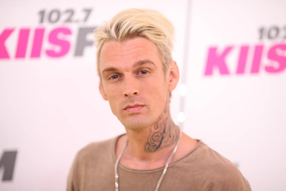 Der Musiker <strong>Aaron Carter</strong> schlägt ein neues Kapitel in seinem turbulenten Leben auf: Er hat sich mit seiner Freundin Melanie Martin verlobt.