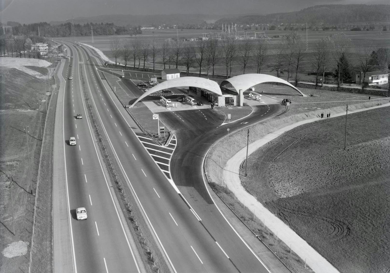 Von 1968 stammt auch dieses Foto: Es zeigt die Raststätte Deitingen in der Schweiz. Der Betonschalenbau wurde von Heinz Isler designt.