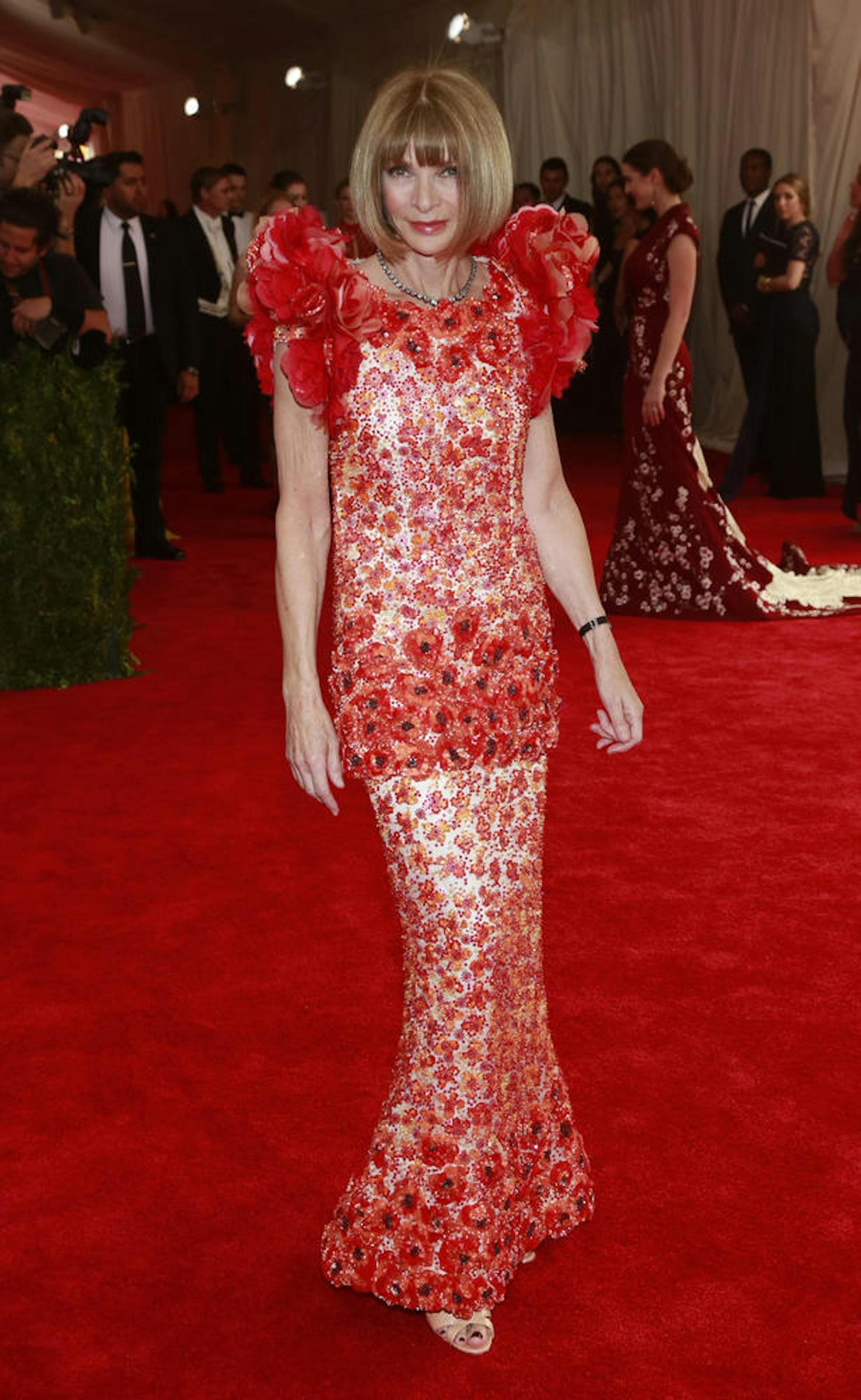 Anna Wintour, Chefredakteurin der Vogue, erschien in einem hautengen, roten Kleid, das mit typisch, chinesischen Perlen in Form von Blumen verziert war.