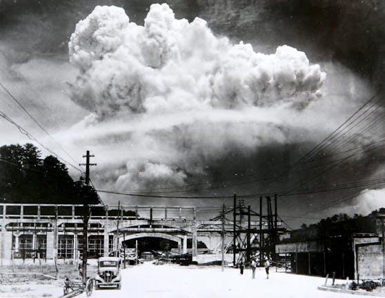 Am 6. August warf der US-Bomber "Enola Gay" die Atombombe mit dem grausam sarkastischen Namen "Little Boy" über Hiroshima ab.