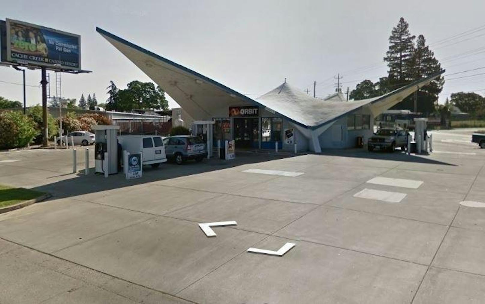 Ausserirdisch wirkt diese Tankstelle in Sacramento. Sie stammt aus dem Jahr 1960, ist aber immer noch in Betrieb.