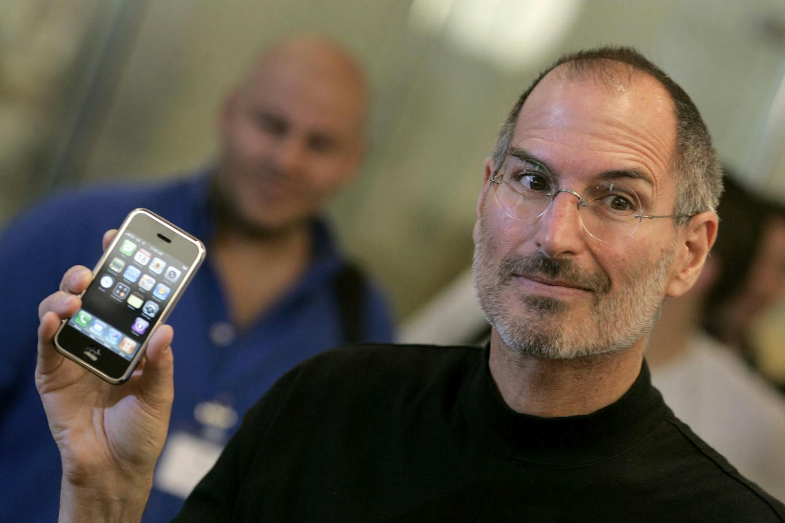2007 hat der damalige Apple-CEO Steve Jobs das erste iPhone enthüllt. Zum Jubiläum dürfte es ein generalüberholtes Modell geben.