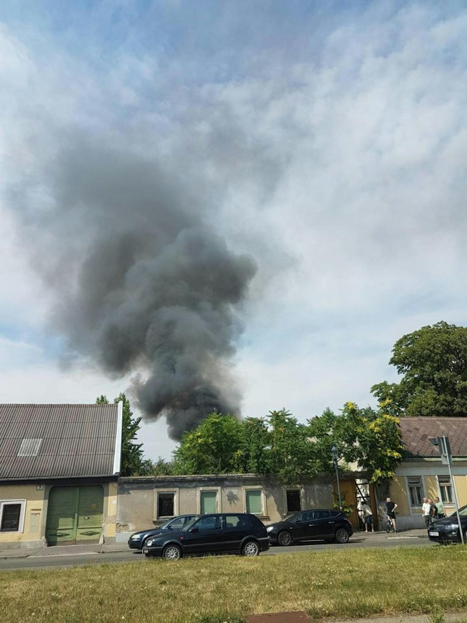 Freitagnachmittag. In Wien-Leopoldau fing ein Wohnwagen aus bisher unbekannter Ursache Feuer.
