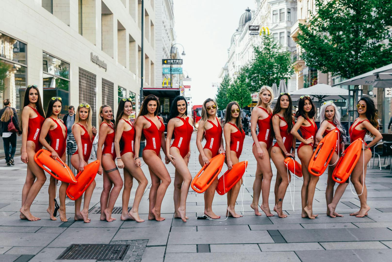 Fotoshooting mit den Miss Vienna Kandidatinnen als Baywatch-Nixen in der Wiener Kärntner Straße.