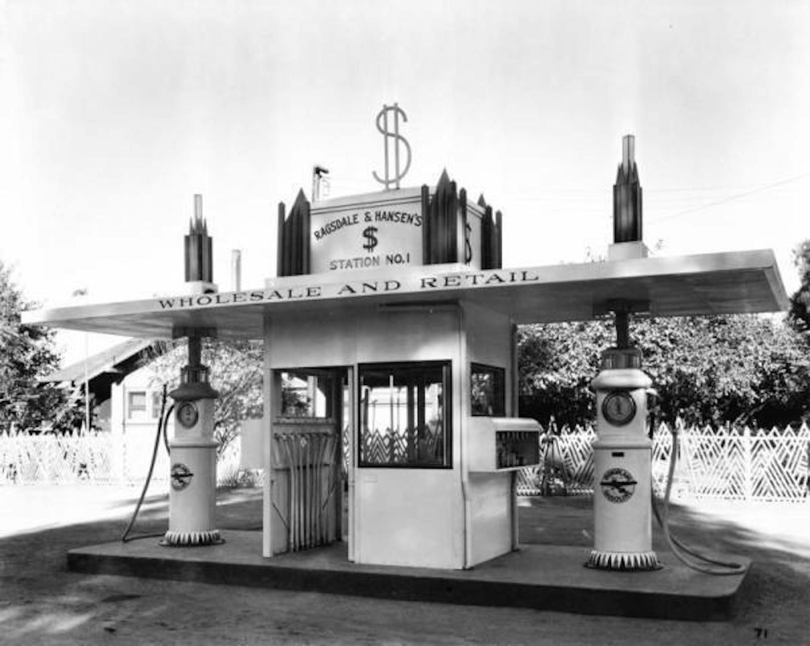 Die ersten Zapfsäulen von Ragsdale & Hansen's. Die Säulen sind beide mit "Monoplane Gasoline" beschriftet. Diese Tankstelle war von 1920 bis 1929 aktiv.