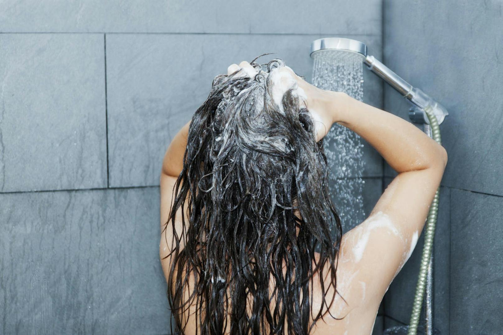 Die meisten Österreicher duschen einmal täglich. Ob man morgens oder abends duschen soll, ist umstritten.