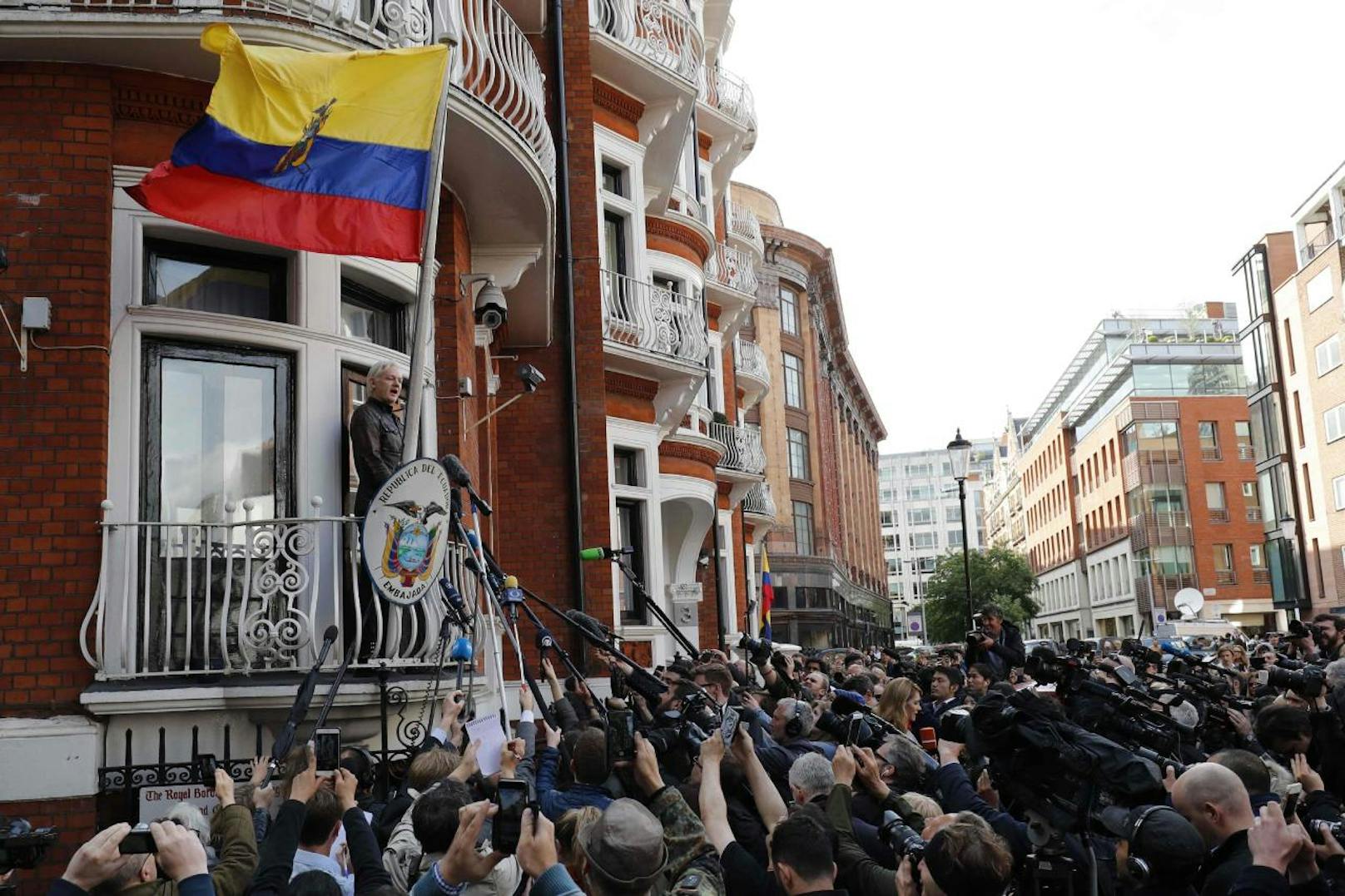 Die britischen Behörden wollen Assange festnehmen, weil er durch seine Flucht in die Botschaft Kautionsauflagen verletzt habe.